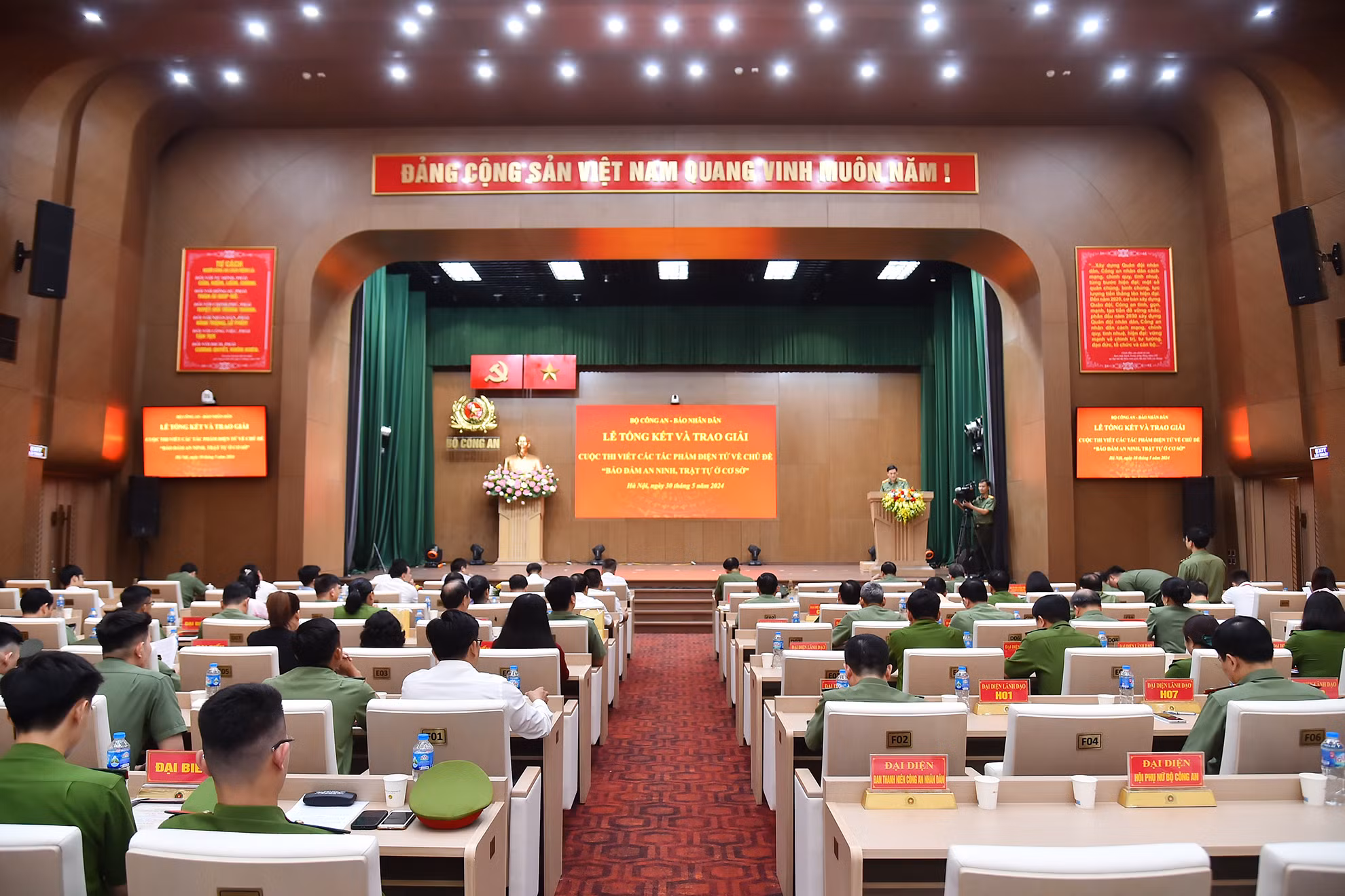 Quang cảnh chung buổi lễ. (Ảnh: THỦY NGUYÊN)