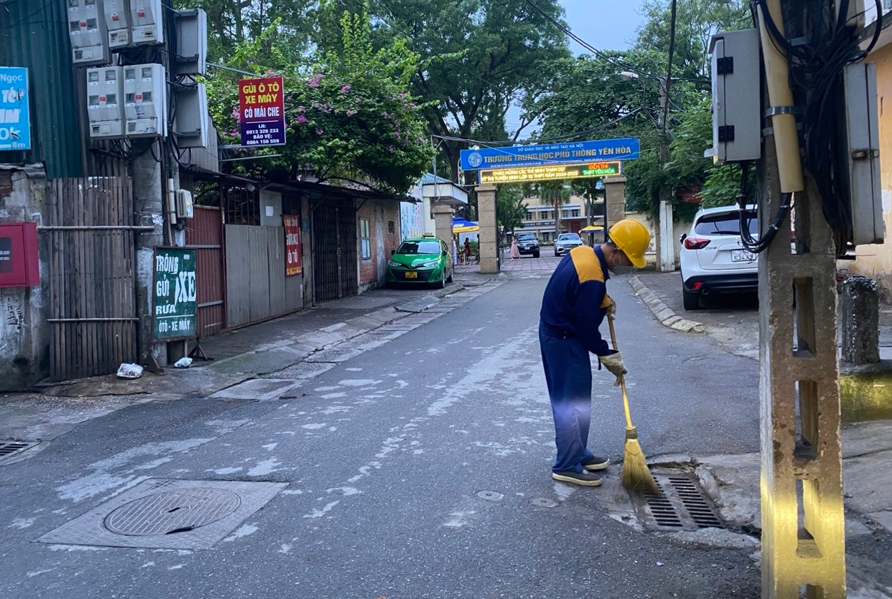 [Ảnh] Hơn 4.000 tình nguyện viên đồng hành, tiếp sức thí sinh thi vào lớp 10 tại Hà Nội ảnh 13