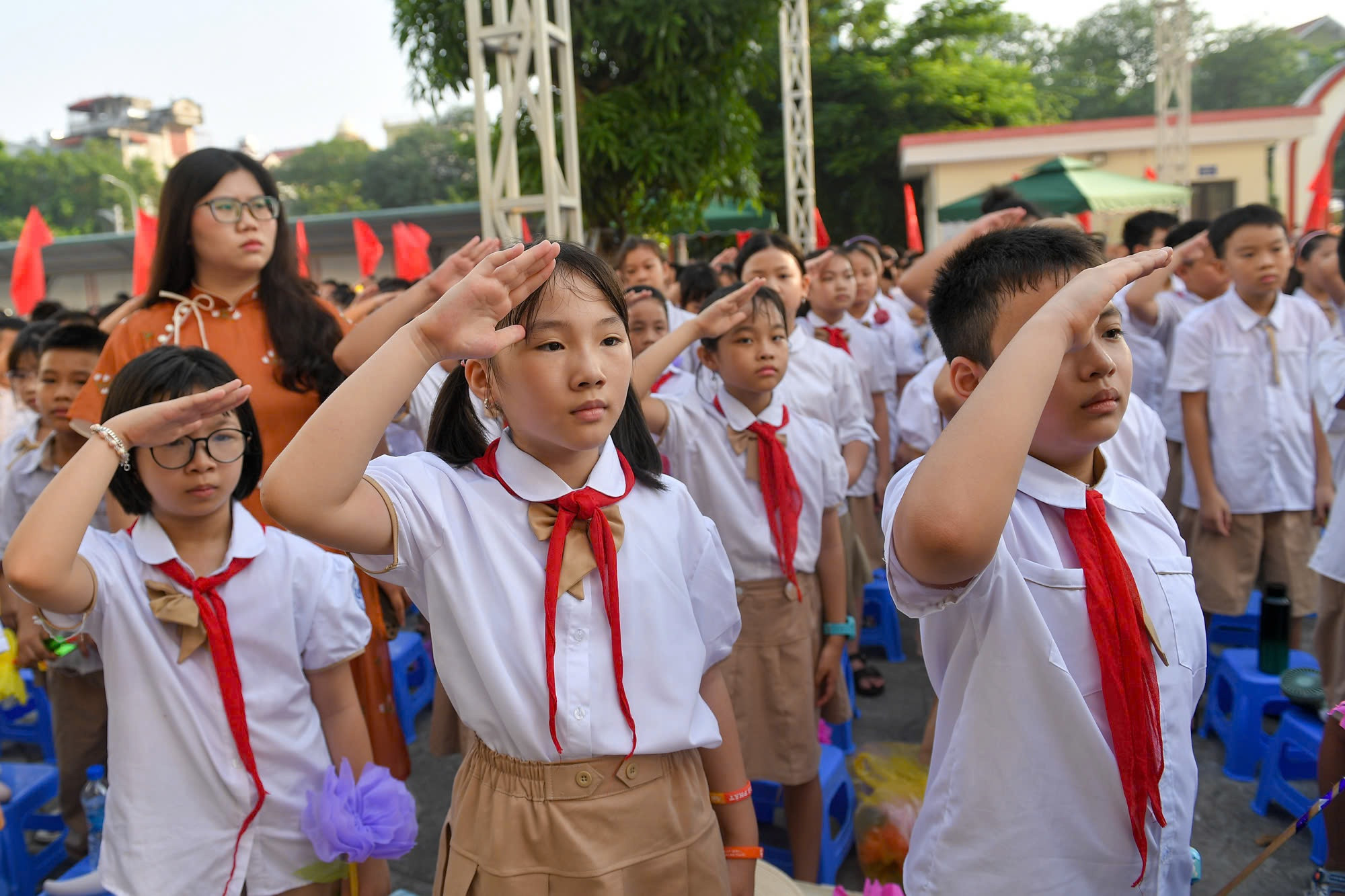 Lễ chào cờ diễn ra trang nghiêm tại trường tiểu học Linh Đàm.