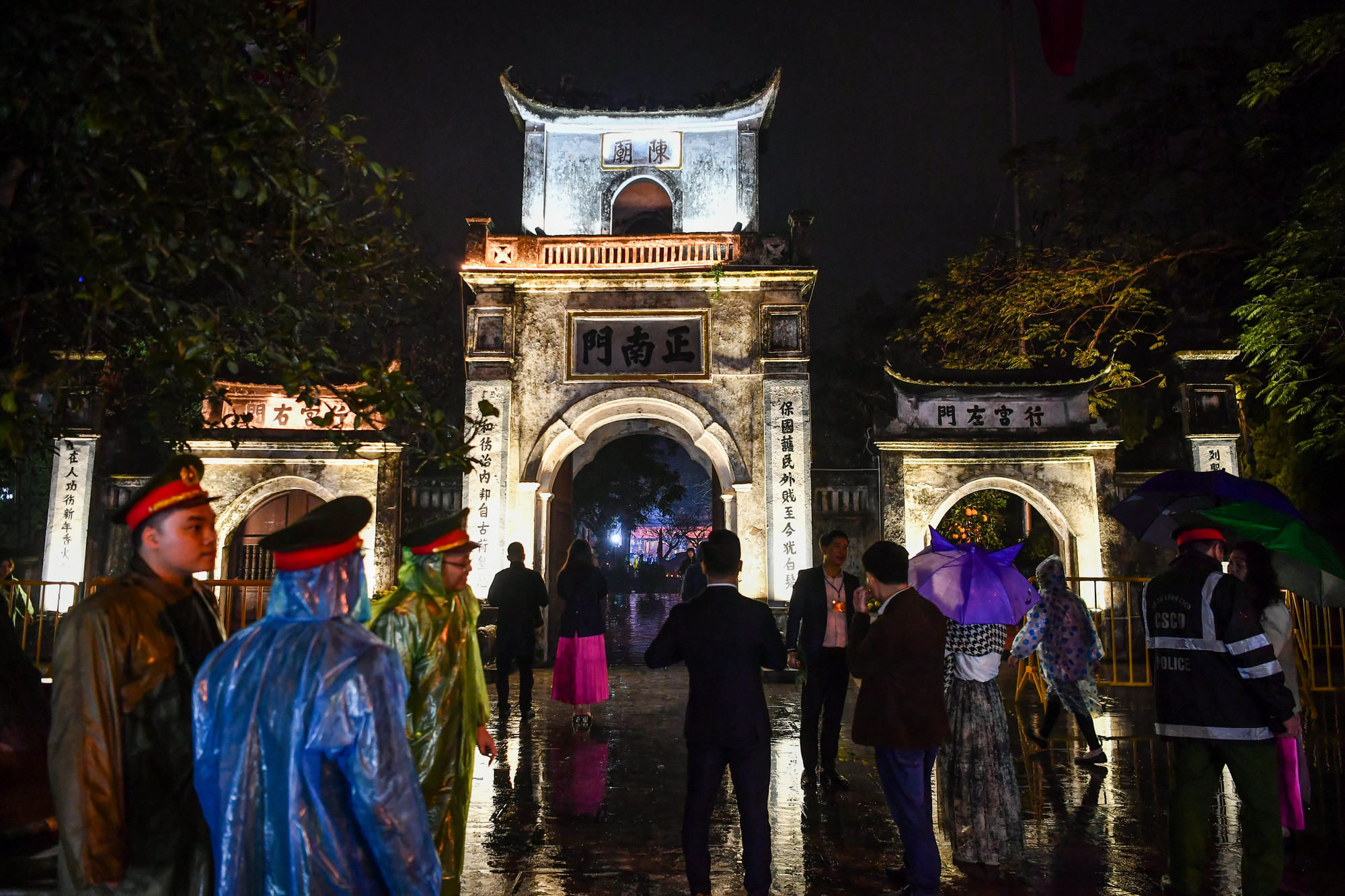 Những du khách đầu tiên bước vào đền Trần sau giờ khai ấn.