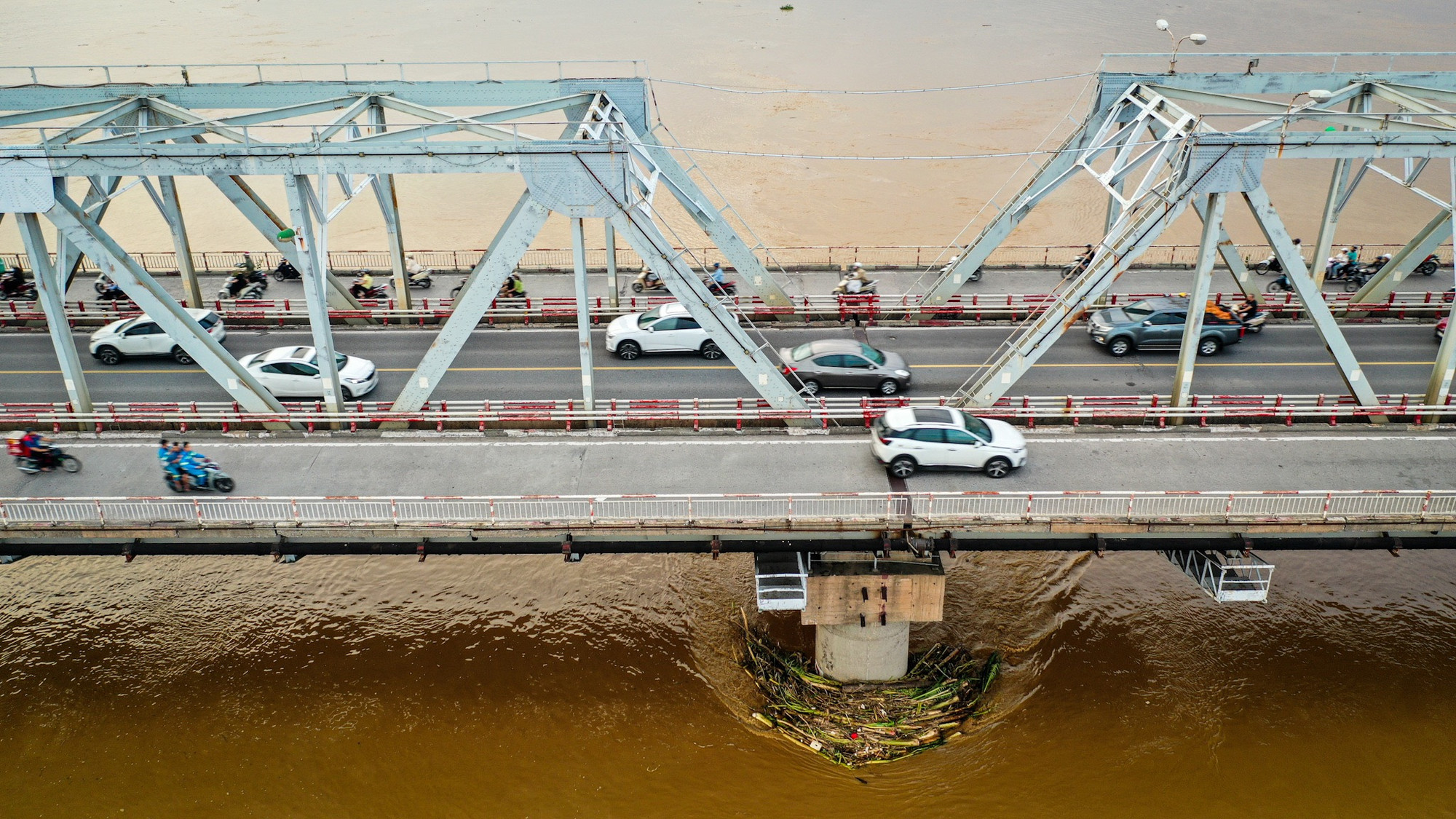 [Ảnh] Bất chấp lệnh cấm, người dân vẫn lên cầu Long Biên... dạo mát ảnh 21