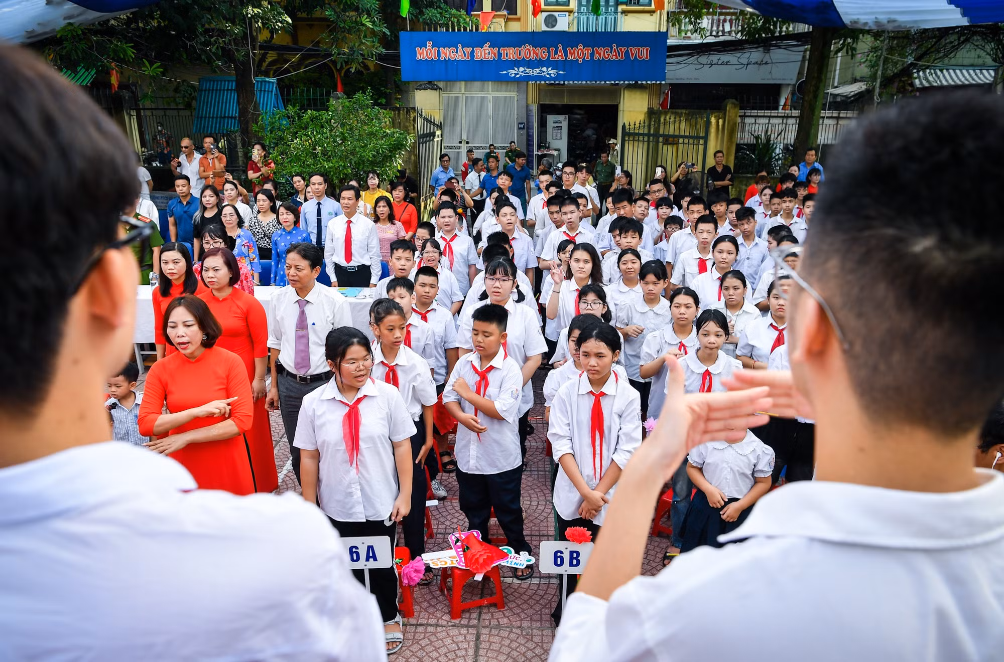 Hát quốc ca bằng đôi tay...