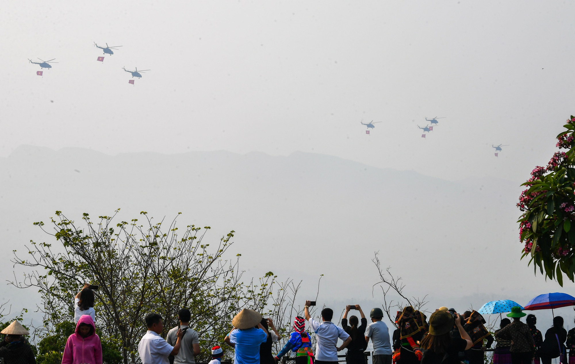 Máy bay trực thăng phụ trách bay biểu diễn chính thức trong Lễ kỷ niệm 70 năm Chiến thắng Điện Biên Phủ được các cán bộ, chiến sĩ Trung đoàn Không quân 916 thực hiện nhiệm vụ bay huấn luyện. Máy bay trực thăng phụ trách bay biểu diễn chính thức trong Lễ kỷ niệm 70 năm Chiến thắng Điện Biên Phủ được các cán bộ, chiến sĩ Trung đoàn Không quân 916 thực hiện nhiệm vụ bay huấn luyện.