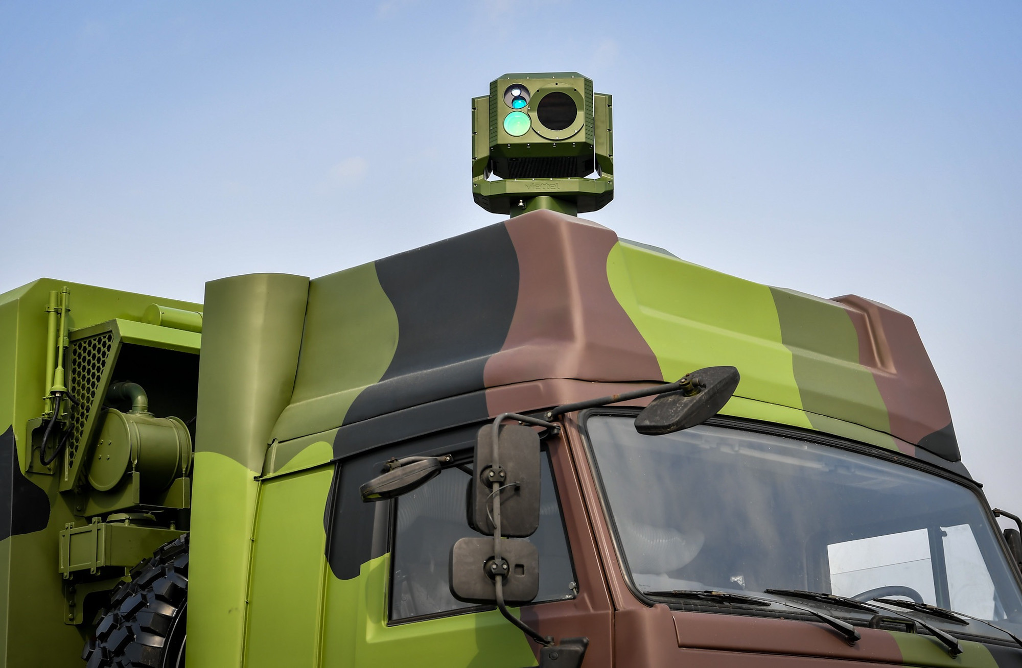 Cụm dẫn đường quang điện tử của tổ hợp. Cụm dẫn đường quang điện tử của tổ hợp.