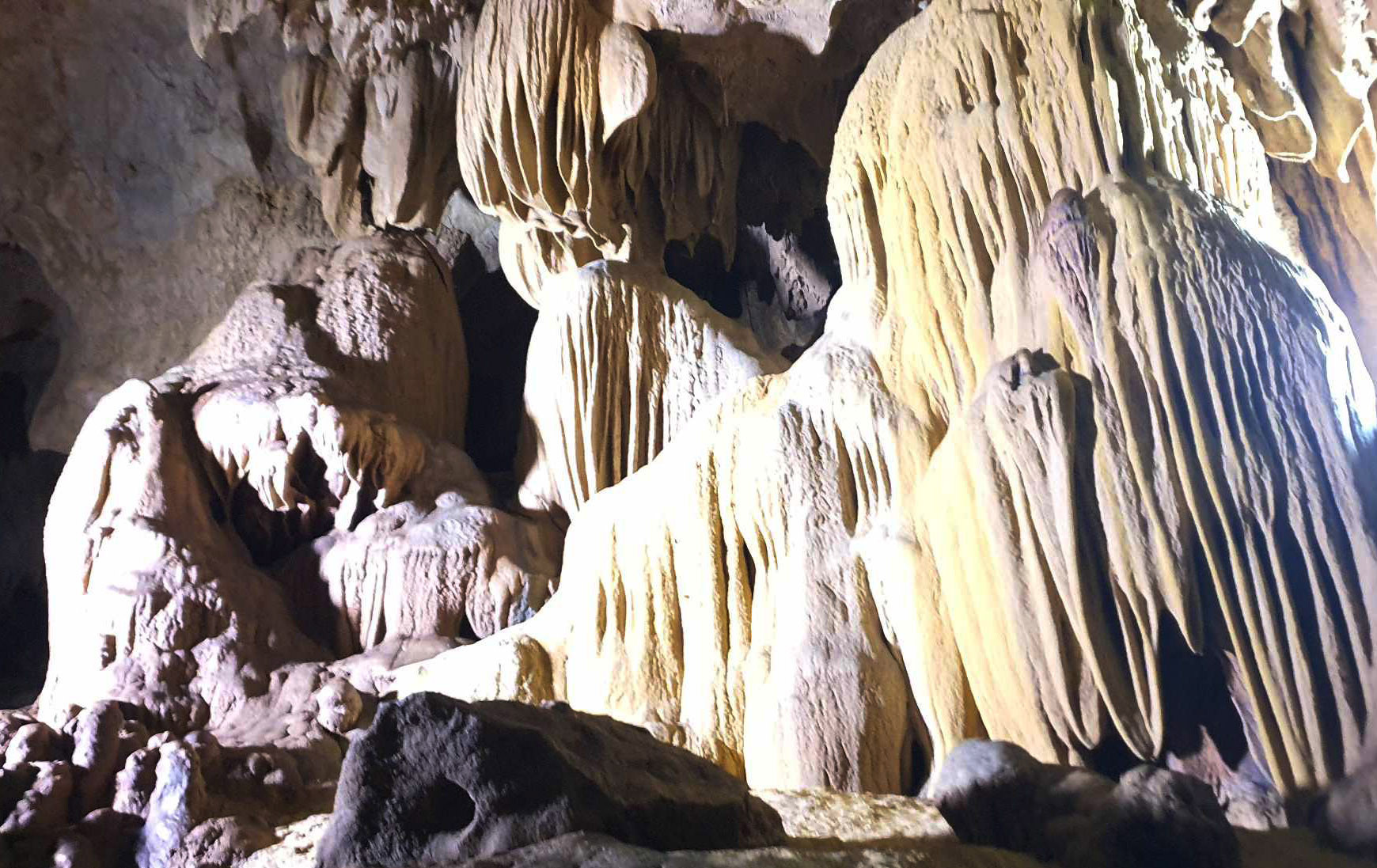 Nhiều hình thù trong động rất lạ lẫm, tò mò.