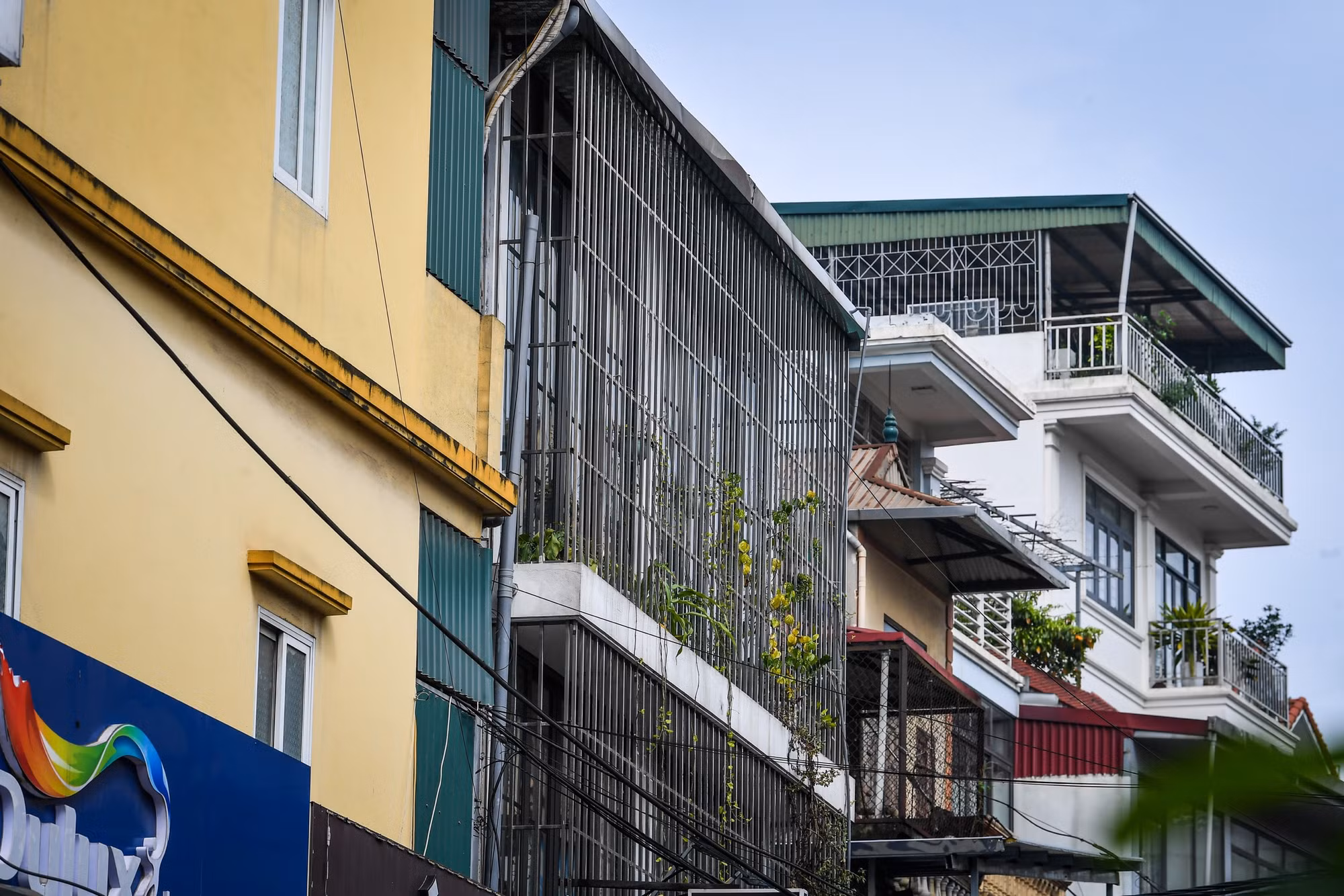 Chuồng cọp bủa vây các căn nhà chung quanh hiện trường.