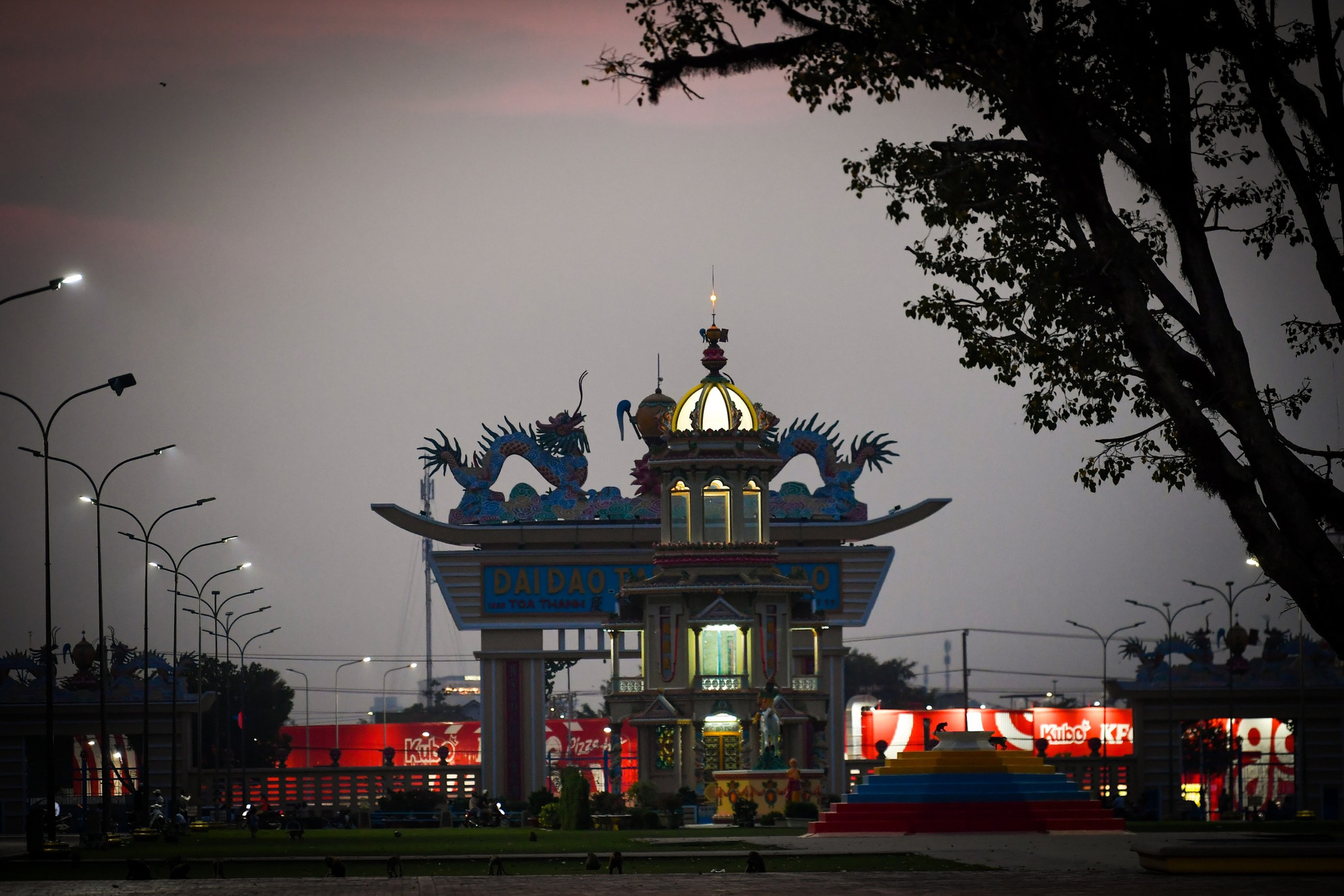 Một trong 12 cổng dẫn vào Tòa Thánh trong ráng chiều. Một trong 12 cổng dẫn vào Tòa Thánh trong ráng chiều.