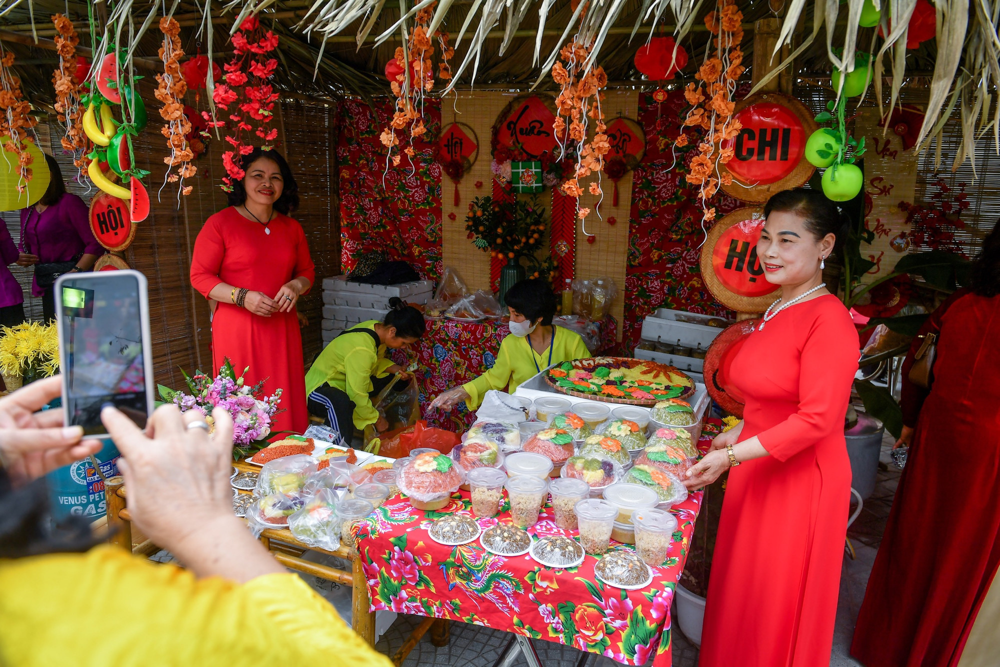 Du khách chụp lại các khoảnh khắc tại lễ hội truyền thống làng Phú Thượng. Du khách chụp lại các khoảnh khắc tại lễ hội truyền thống làng Phú Thượng.