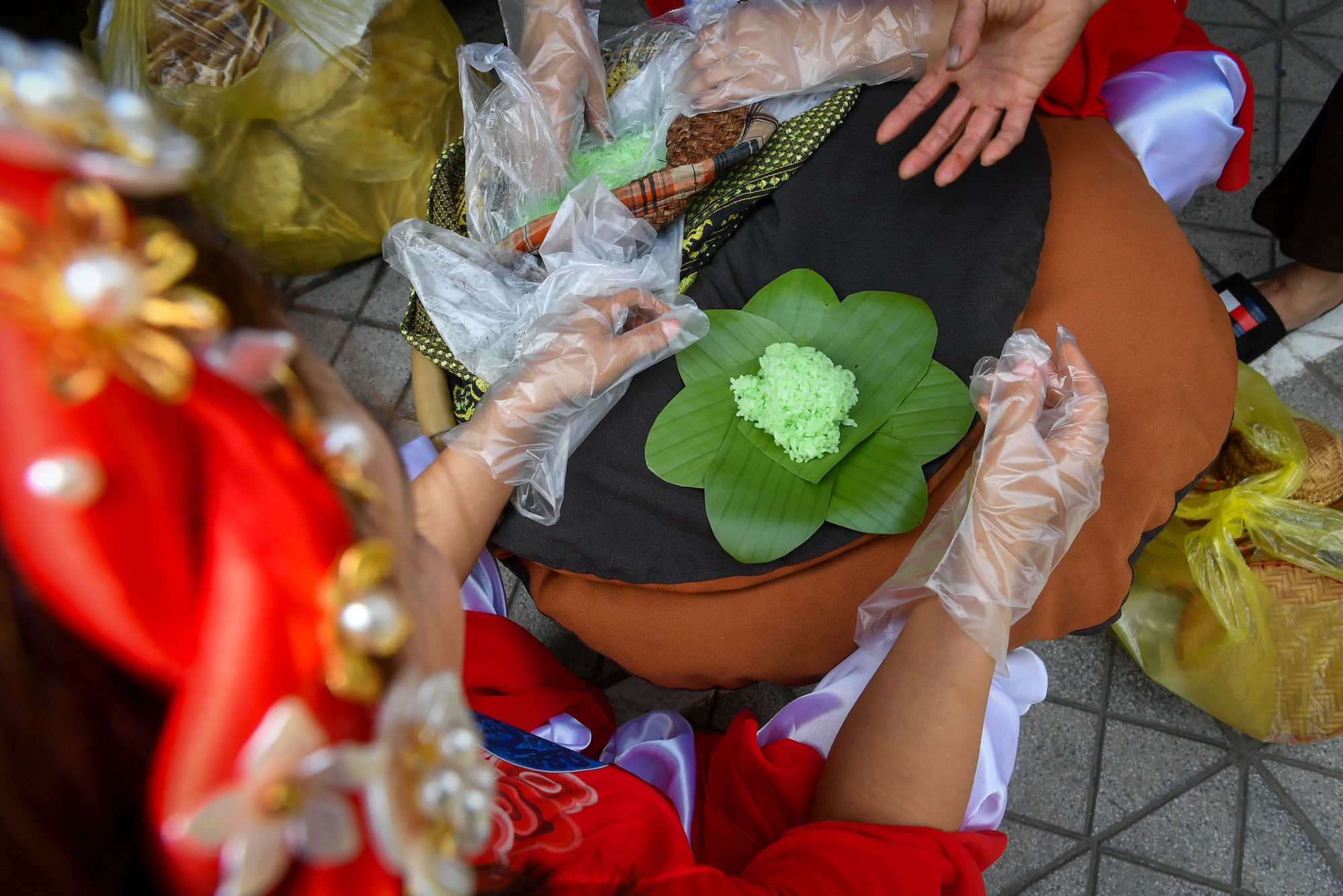 Ngay cả những nắm xôi bình thường cũng được trang trí, cách điệu như một cánh hoa đang hé nở. Ngay cả những nắm xôi bình thường cũng được trang trí, cách điệu như một cánh hoa đang hé nở.
