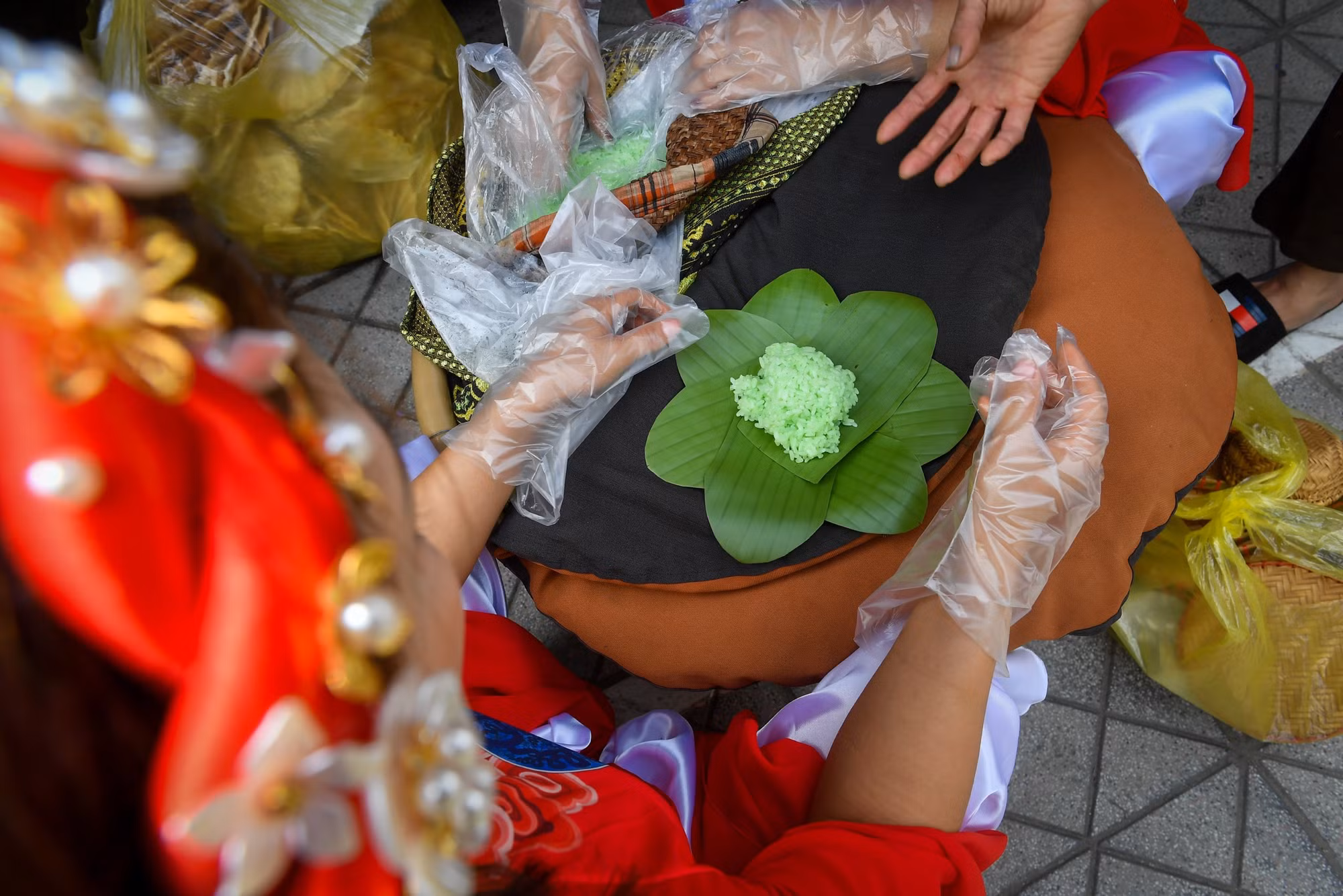 Ngay cả những nắm xôi bình thường cũng được trang trí, cách điệu như một cánh hoa đang hé nở. Ngay cả những nắm xôi bình thường cũng được trang trí, cách điệu như một cánh hoa đang hé nở.