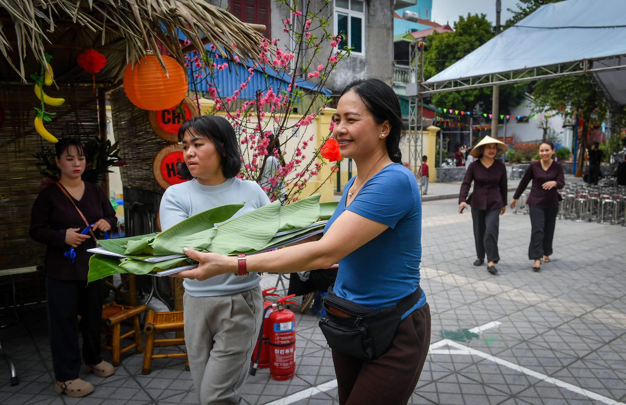 Lá dong cũng được rửa sạch, sẵn sàng phục vụ du khách. Lá dong cũng được rửa sạch, sẵn sàng phục vụ du khách.