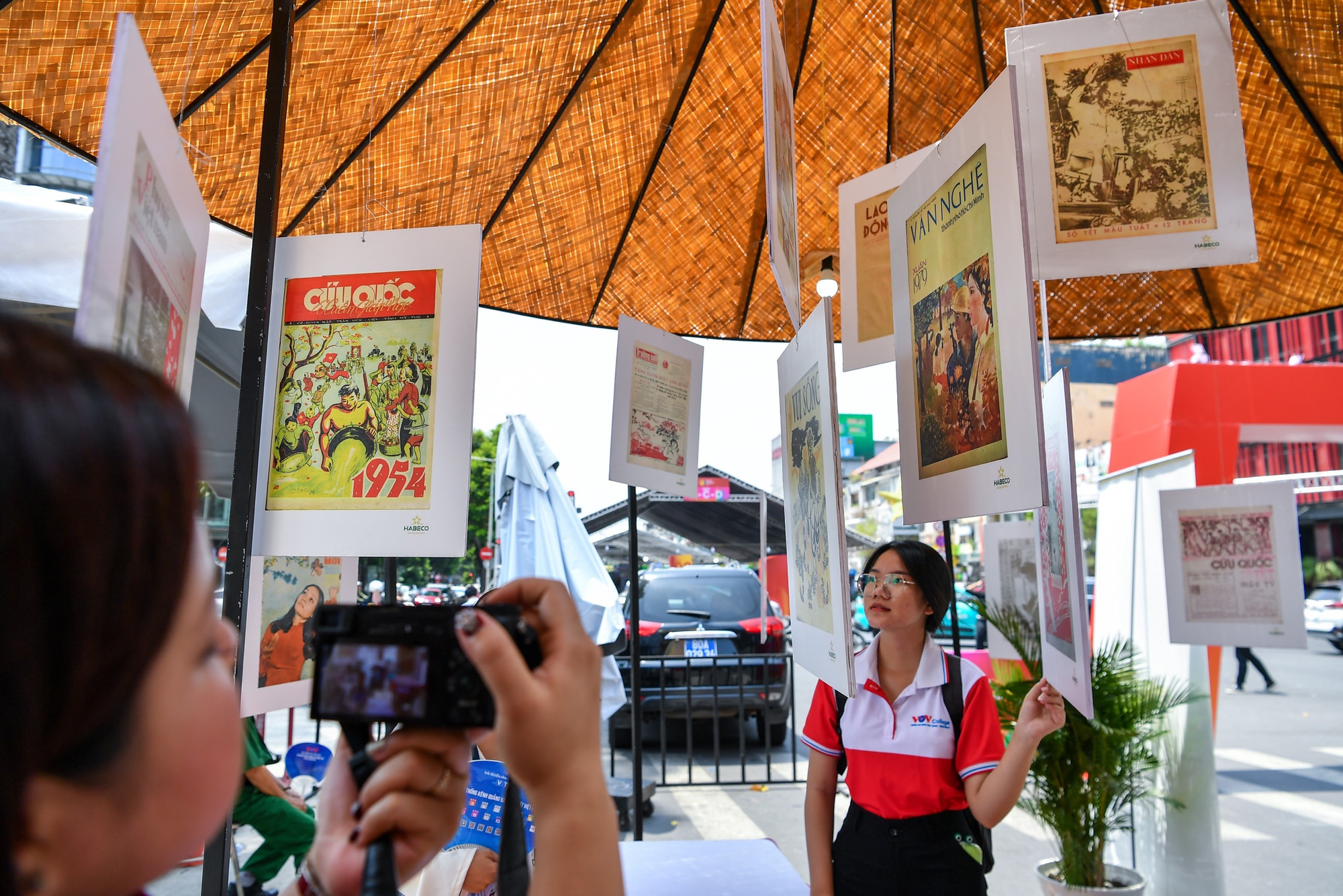 Công chúng báo chí thích thú ghi lại hình ảnh tại gian trưng bày.