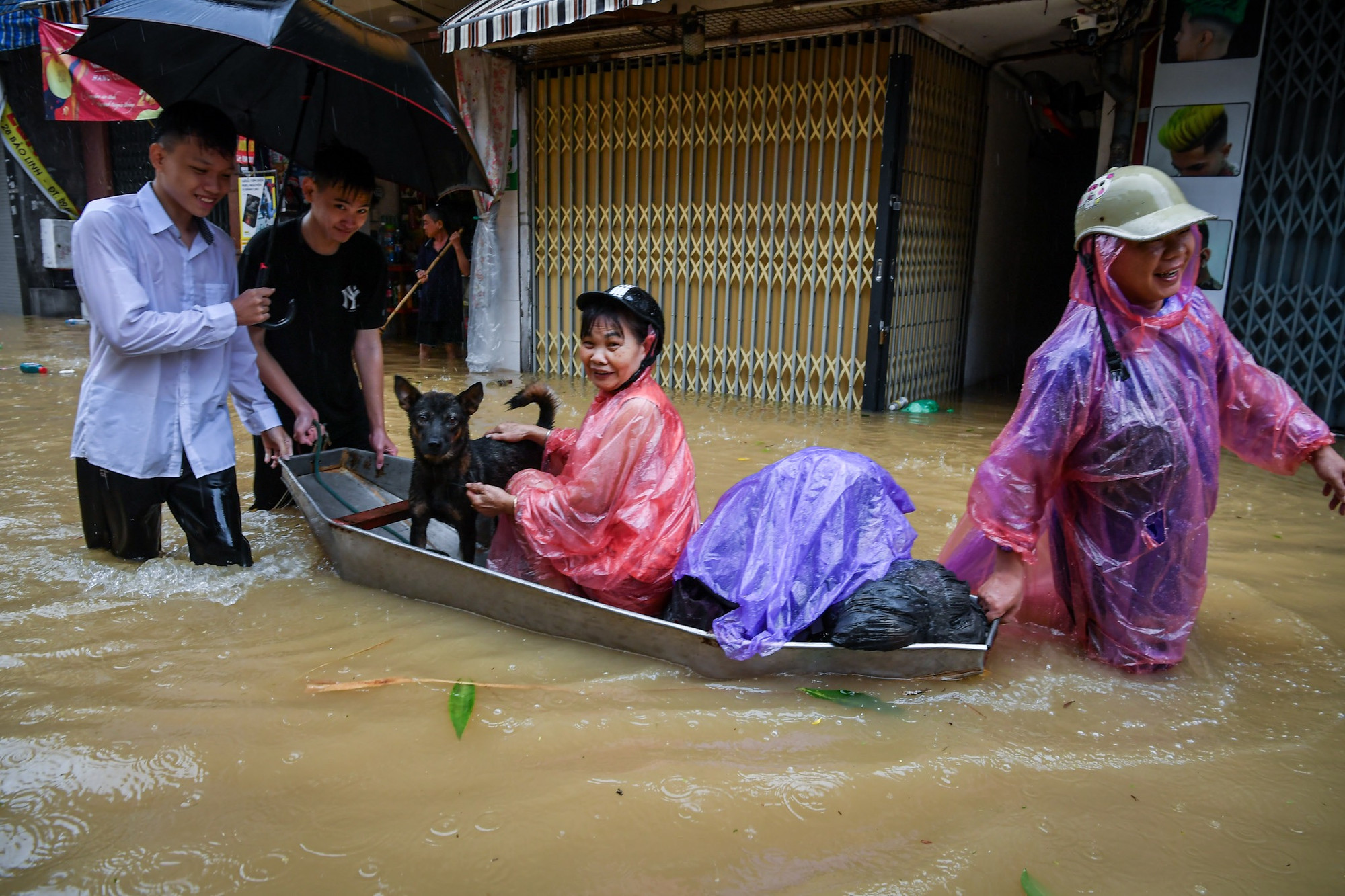 Người dân chủ động dùng thuyền tôn để di chuyển tới các vị trí an toàn.