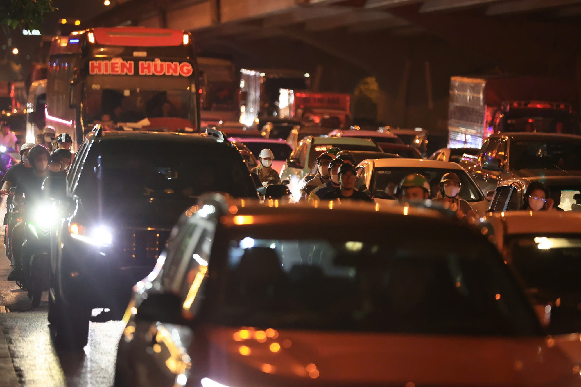 Rất nhiều người cùng chung suy nghĩ đã dẫn tới tình trạng ùn tắc nghiêm trọng ngay trong đêm... Rất nhiều người cùng chung suy nghĩ đã dẫn tới tình trạng ùn tắc nghiêm trọng ngay trong đêm...