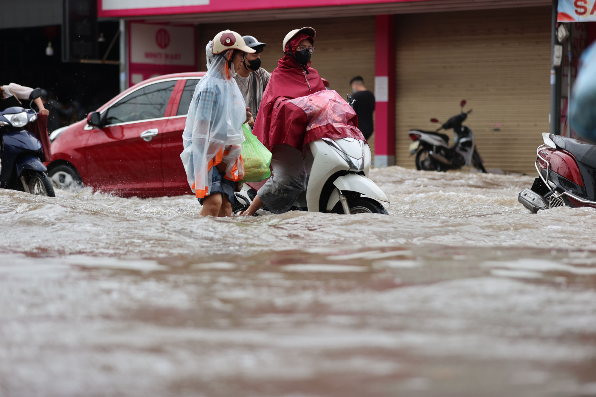 Nước dâng cao đến gần ngập bánh xe. Giao thông nhanh chóng trở nên hỗn loạn vào giờ sáng.