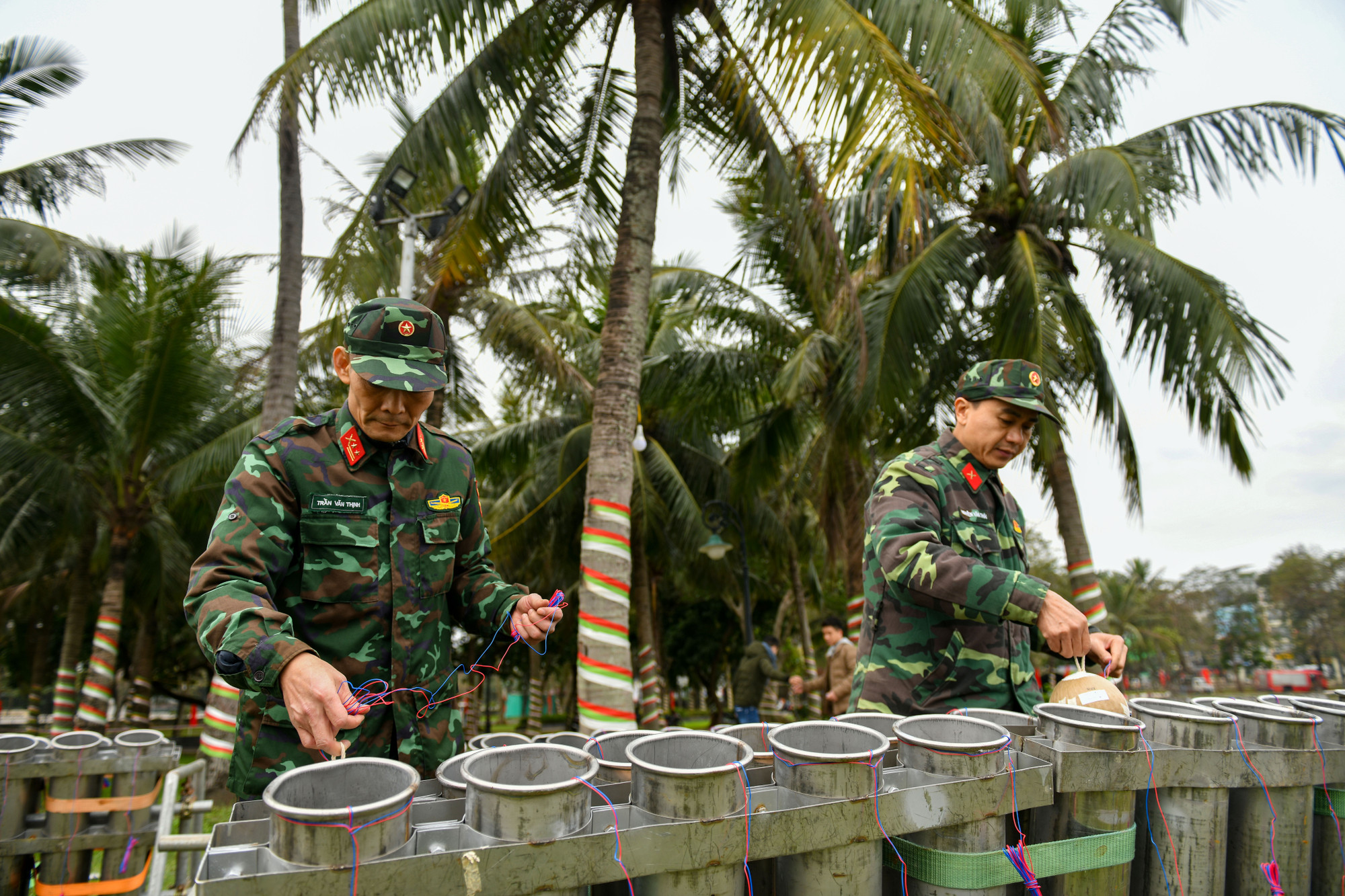 Bộ Tư lệnh Thủ đô Hà Nội khuyến cáo, người dân khi đến xem bắn pháo hoa cần thực hiện tốt các quy định của lực lượng chức năng về bảo đảm an toàn, giữ khoảng cách từ trận địa bắn đến người xem cách từ 100m trở lên.