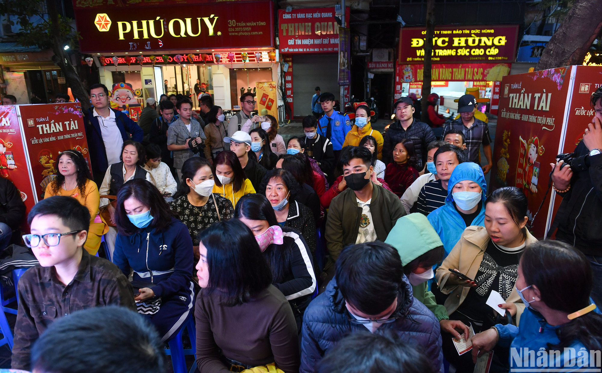 Người dân chờ đợi tới giờ mở cửa để mua vàng may mắn đầu năm.