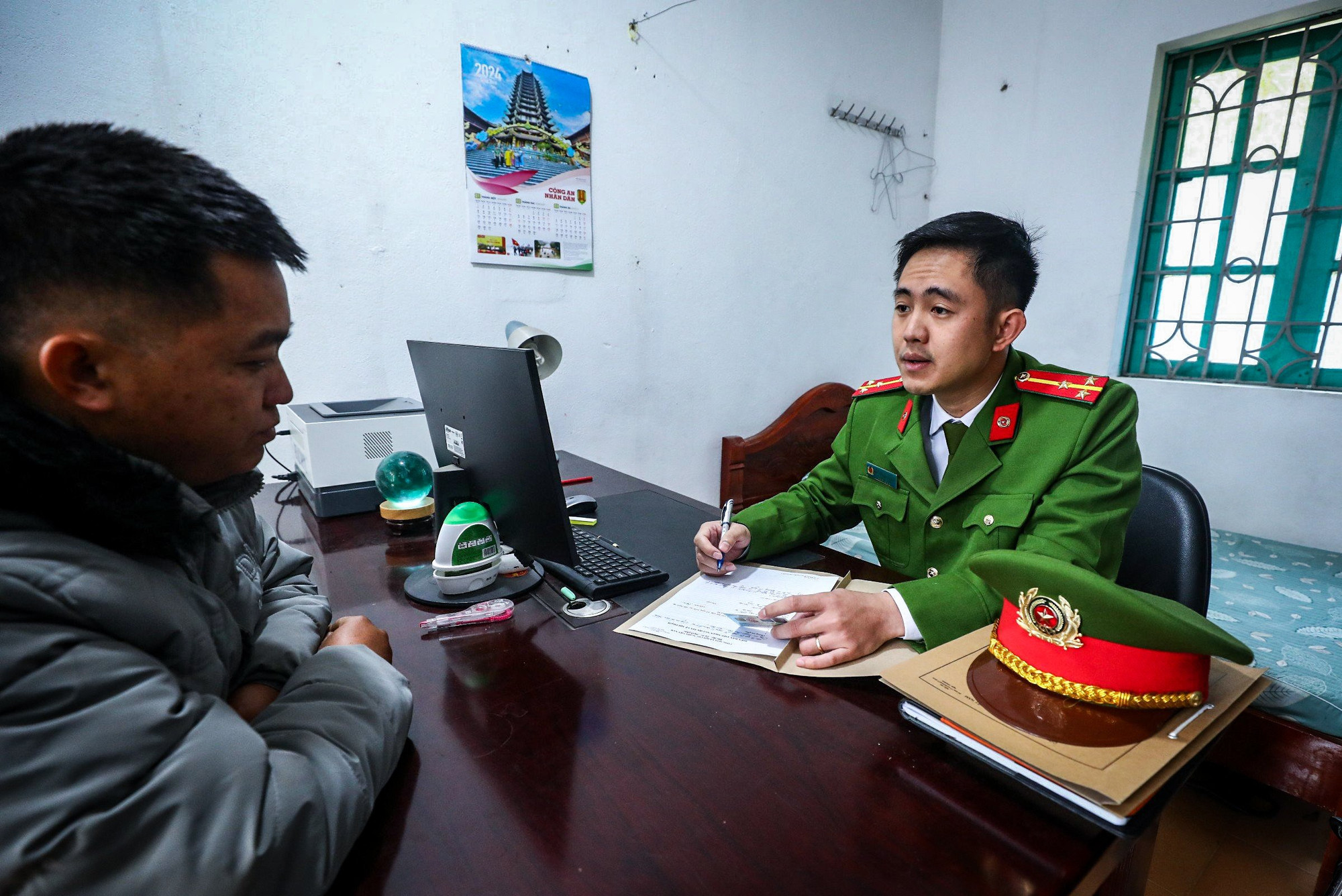 Những cán bộ chiến sĩ Công an xã Hua Thanh còn được người dân ví như "lá chắn xanh" của vùng biên giới tỉnh Điện Biên.