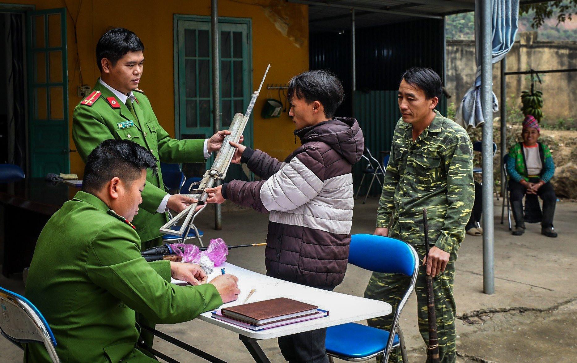 Người dân tự nguyện giao lại súng tự chế cho Công an xã Hua Thanh.