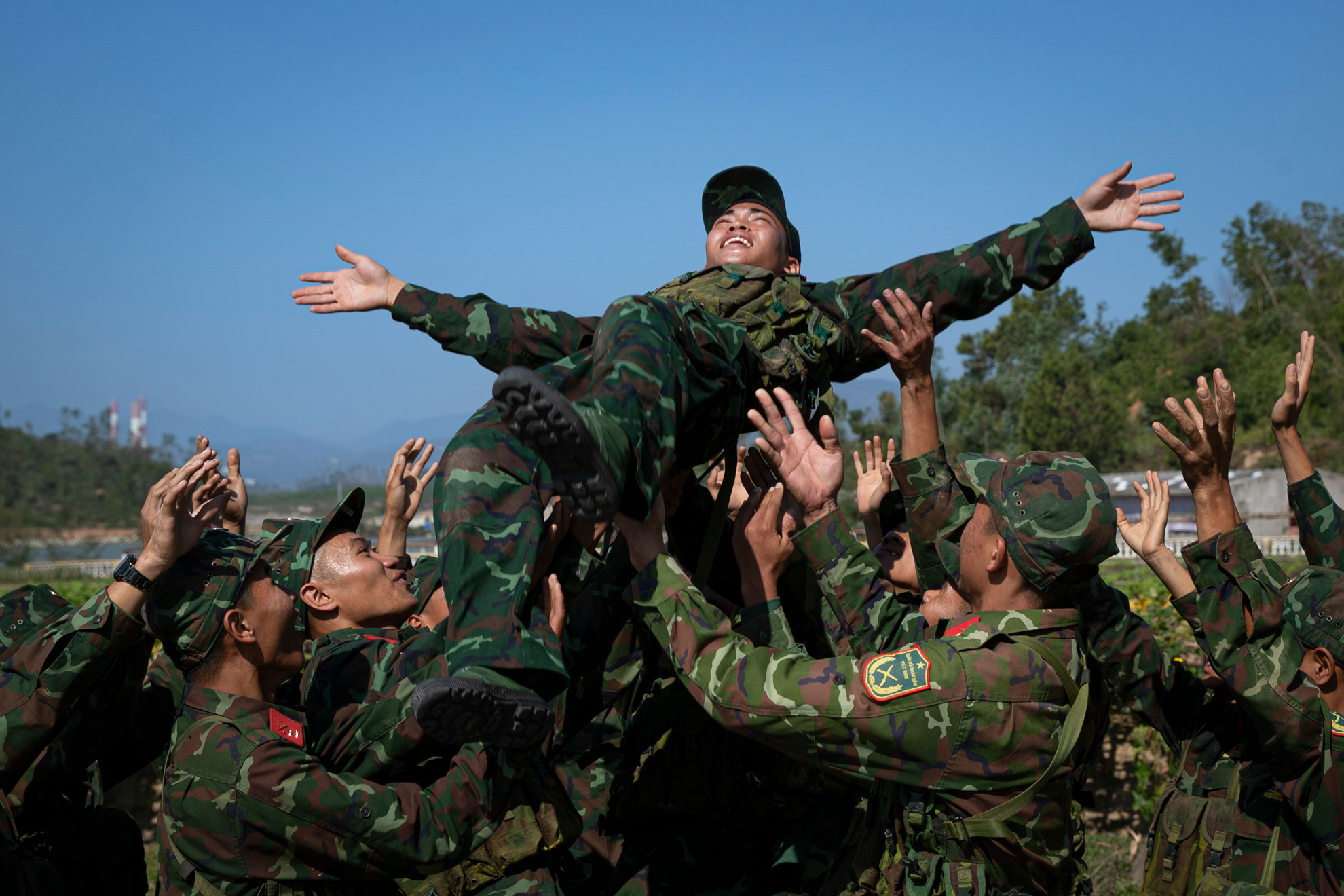 Chiến sĩ Phan Văn Phú, Đại đội 2, Tiểu đoàn 162, Lữ 242 được đồng đội động viên sau khi hoàn thành bãi vật cản K200. Chiến sĩ Phan Văn Phú, Đại đội 2, Tiểu đoàn 162, Lữ 242 được đồng đội động viên sau khi hoàn thành bãi vật cản K200.