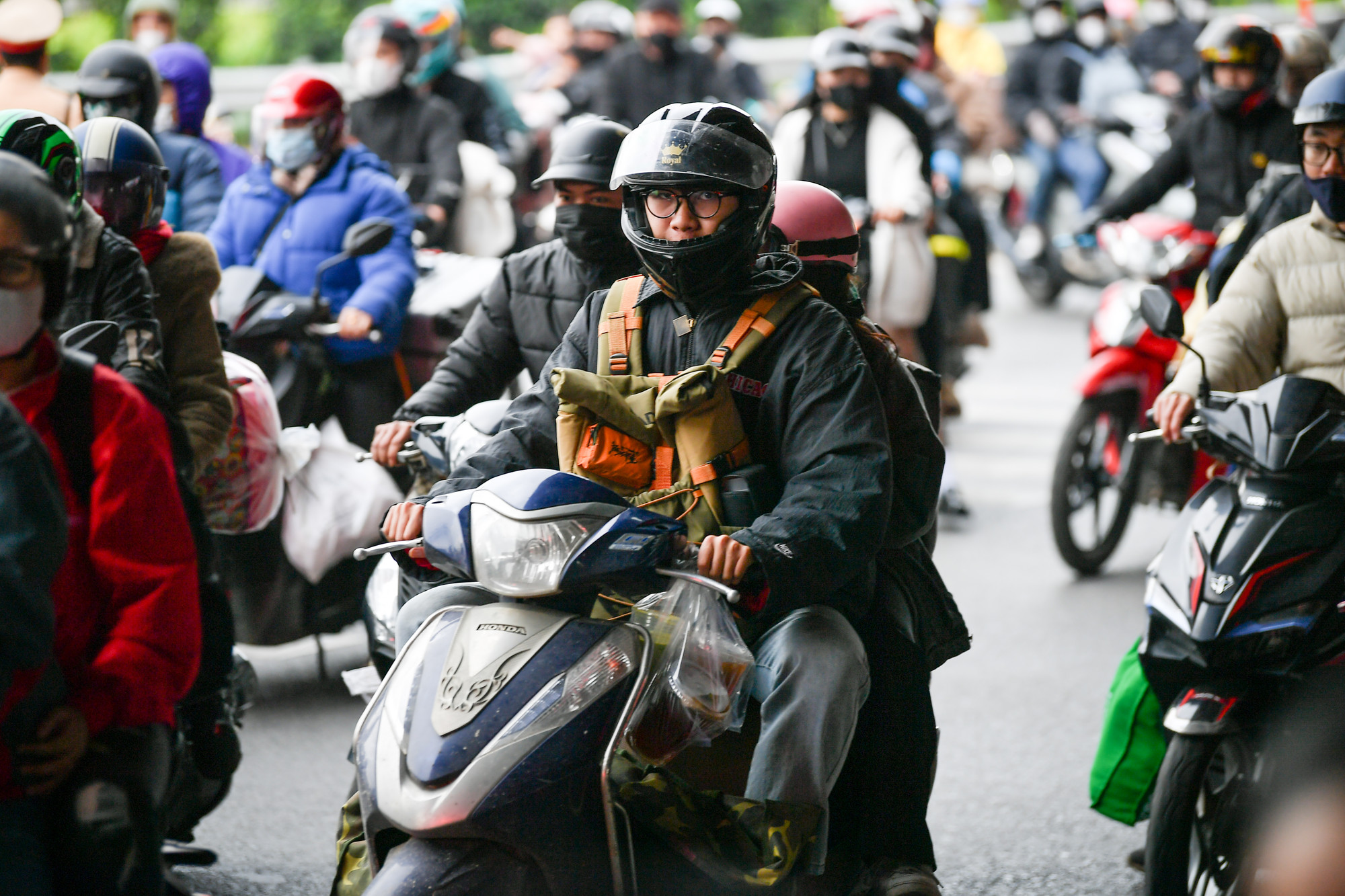 Càng về cuối giờ chiều, lượng xe đổ vào cửa ngõ phía nam Hà Nội ngày càng đông hơn.