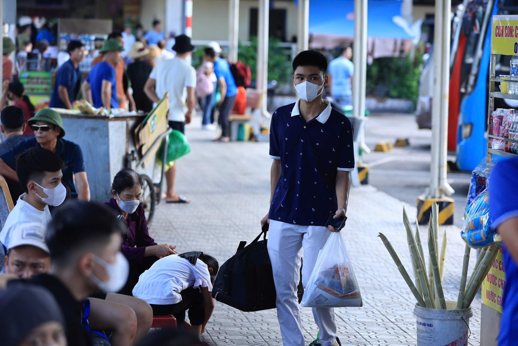 Theo ông Nguyễn Hoàng Tùng, Giám đốc bến xe Giáp Bát: Trong chiều nay, lượng khách tại bến đã tăng mạnh và dự kiến tiếp tục cao hơn trong sáng mai, 31/8. Hiện, bến xe Giáp Bát cũng đã có phương án sẵn sàng tăng cường xe phục vụ hành khách. Theo ông Nguyễn Hoàng Tùng, Giám đốc bến xe Giáp Bát: Trong chiều nay, lượng khách tại bến đã tăng mạnh và dự kiến tiếp tục cao hơn trong sáng mai, 31/8. Hiện, bến xe Giáp Bát cũng đã có phương án sẵn sàng tăng cường xe phục vụ hành khách.