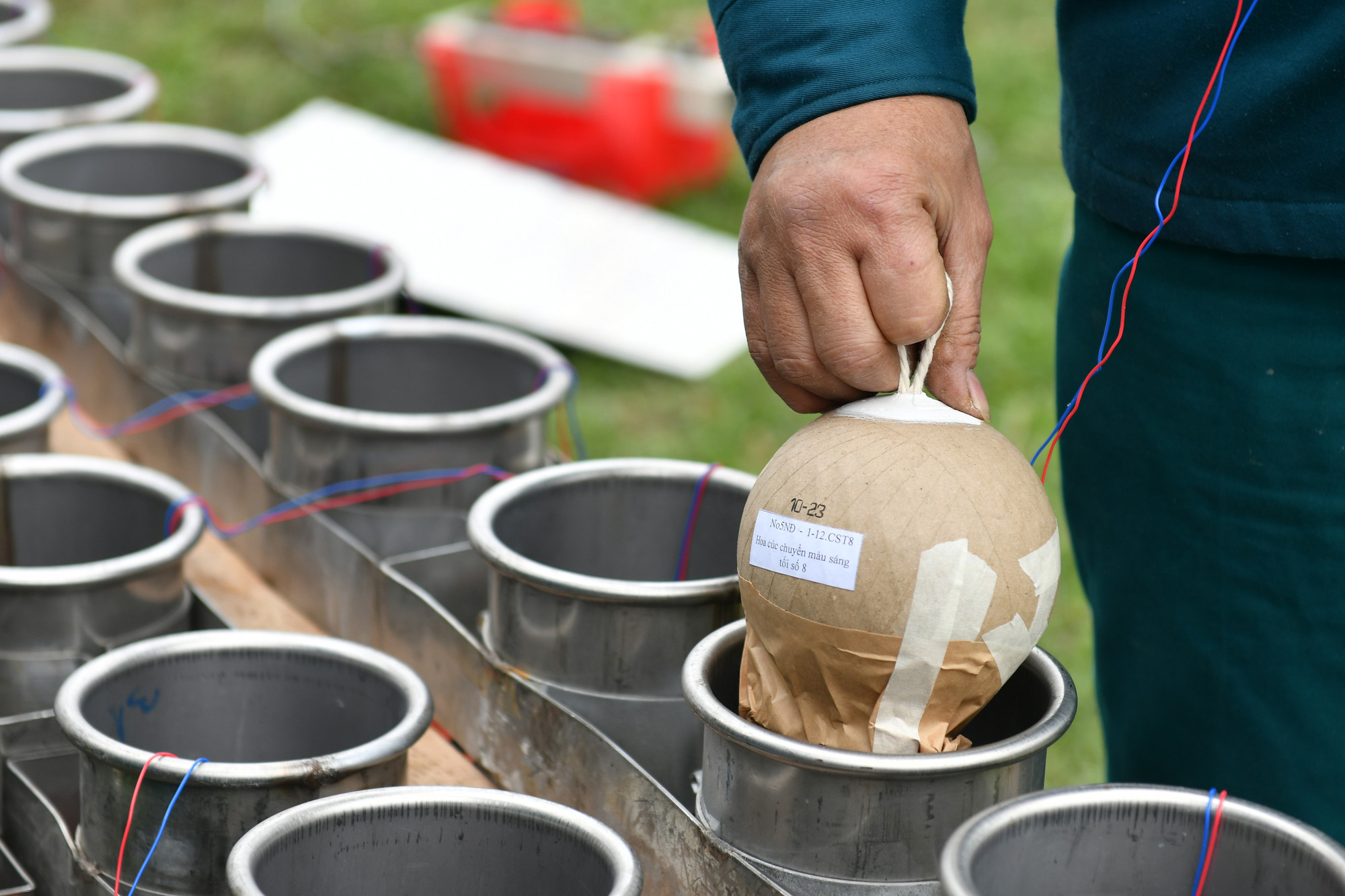 Lực lượng chức năng tiến hành thả các quả đạn tầm cao vào ống phóng.