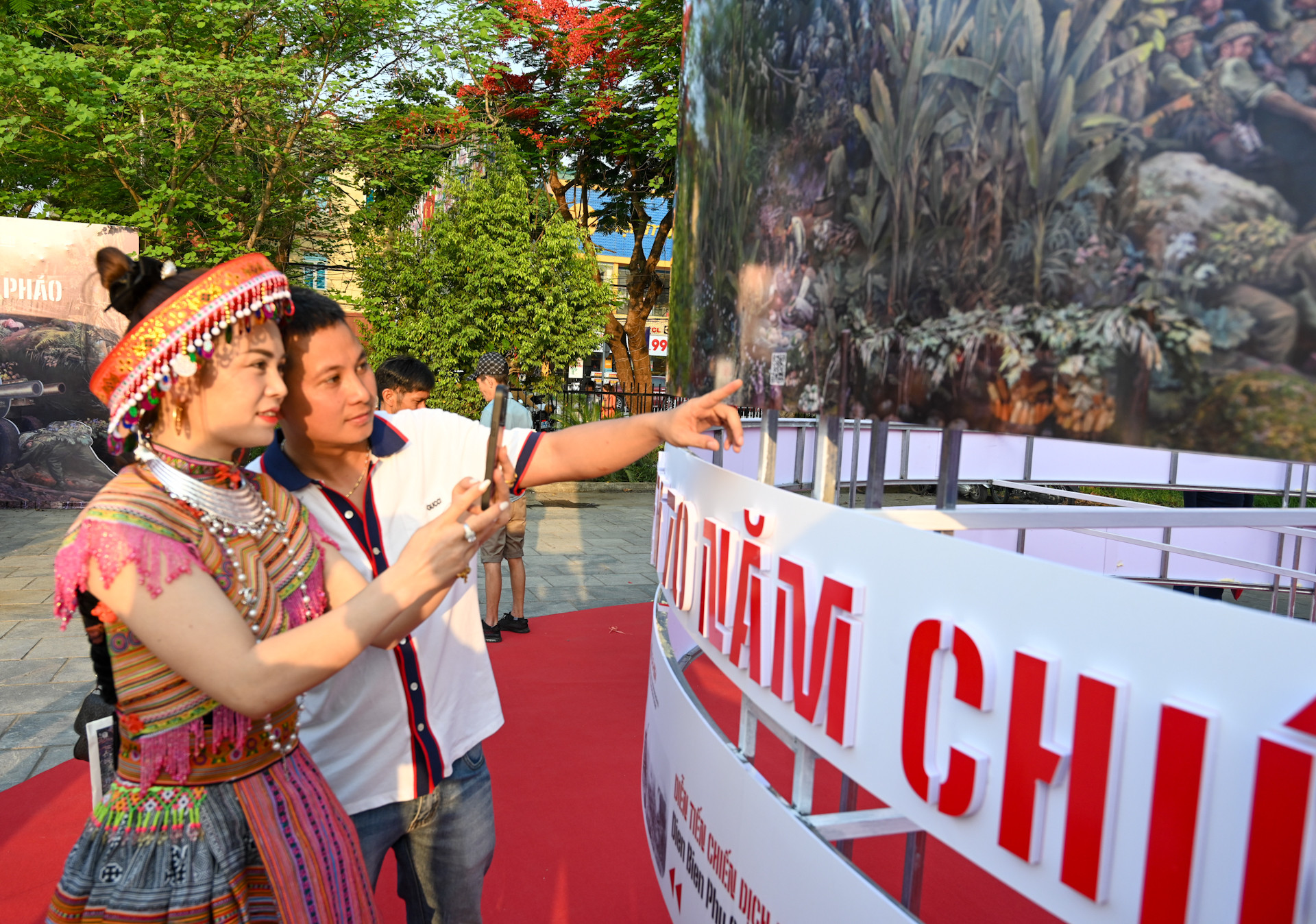 Triển lãm tương tác tranh panorama kỷ niệm 70 năm Chiến thắng Điện Biên Phủ khai mạc vào chiều 6/5/2024 đồng thời tại hai địa điểm: Trụ sở Báo Nhân Dân Dân - 71 Hàng Trống, Hà Nội và Bảo tàng Chiến thắng Điện Biên Phủ, thành phố Điện Biên Phủ, tỉnh Điện Biên. Triển lãm mở cửa tự do từ 9 giờ -17 giờ từ ngày 7/5/2024 đến 12/5/2024.