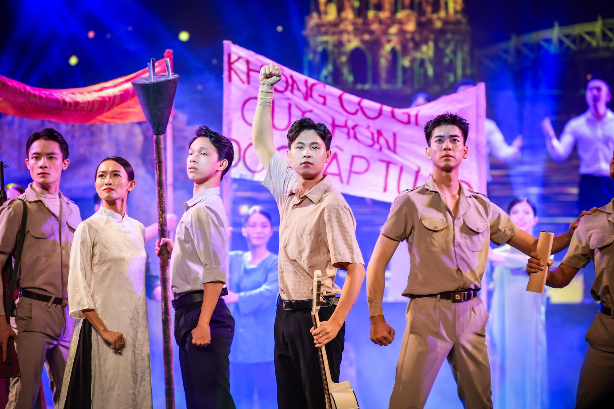 Xuyên suốt chương trình, khán giả như được sống lại với không khí kháng chiến sục sôi của dân tộc năm xưa. Xuyên suốt chương trình, khán giả như được sống lại với không khí kháng chiến sục sôi của dân tộc năm xưa.