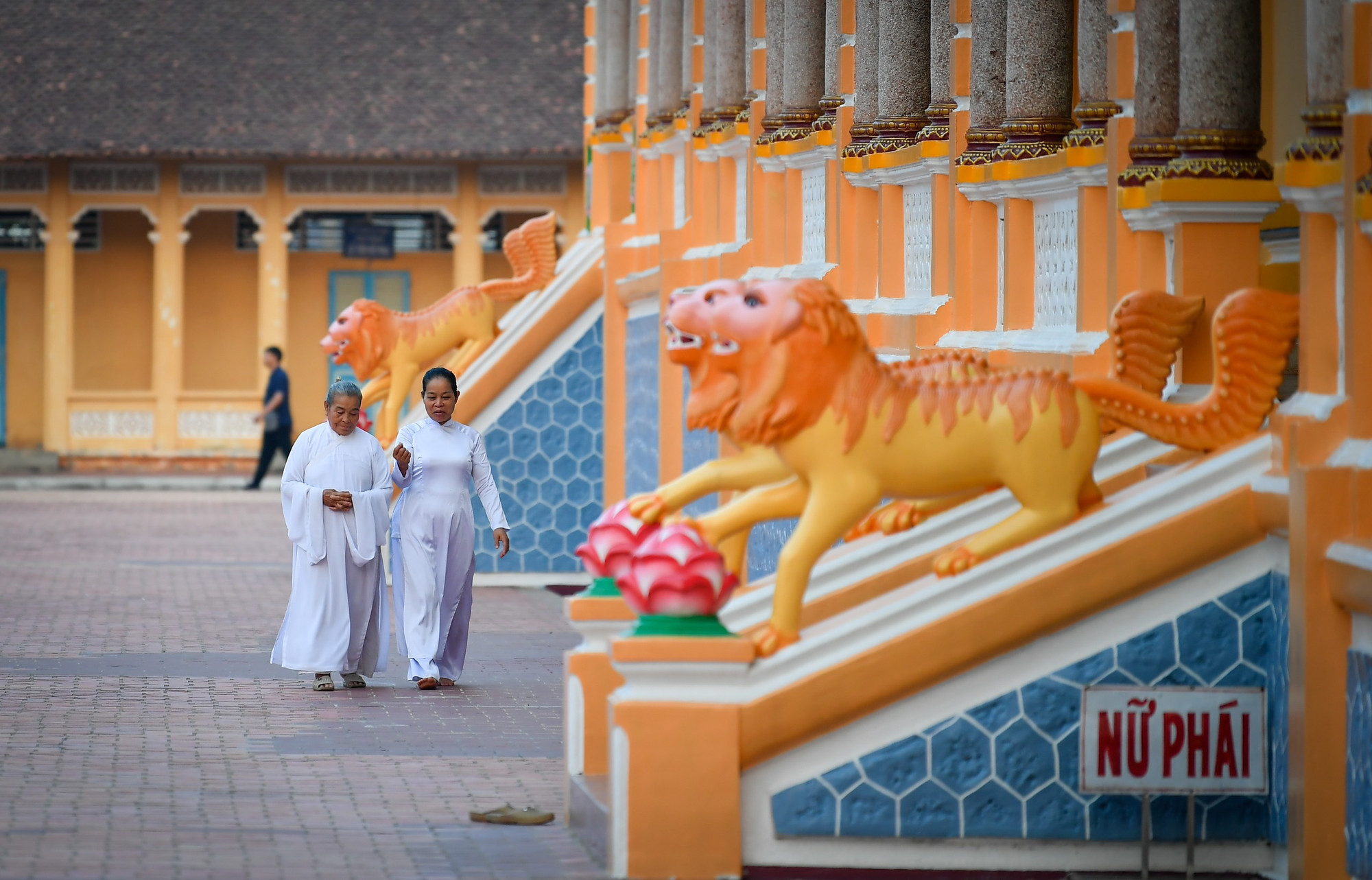 Hằng ngày, các tín đồ đạo Cao Đài sẽ có 4 khóa lễ vào các giờ Tý, Ngọ, Mão, Dậu. Theo quy định, nam giới sẽ vào Chính điện bằng cửa bên phải, trong khi nữ giới sẽ đi cửa phía bên trái. Hằng ngày, các tín đồ đạo Cao Đài sẽ có 4 khóa lễ vào các giờ Tý, Ngọ, Mão, Dậu. Theo quy định, nam giới sẽ vào Chính điện bằng cửa bên phải, trong khi nữ giới sẽ đi cửa phía bên trái.