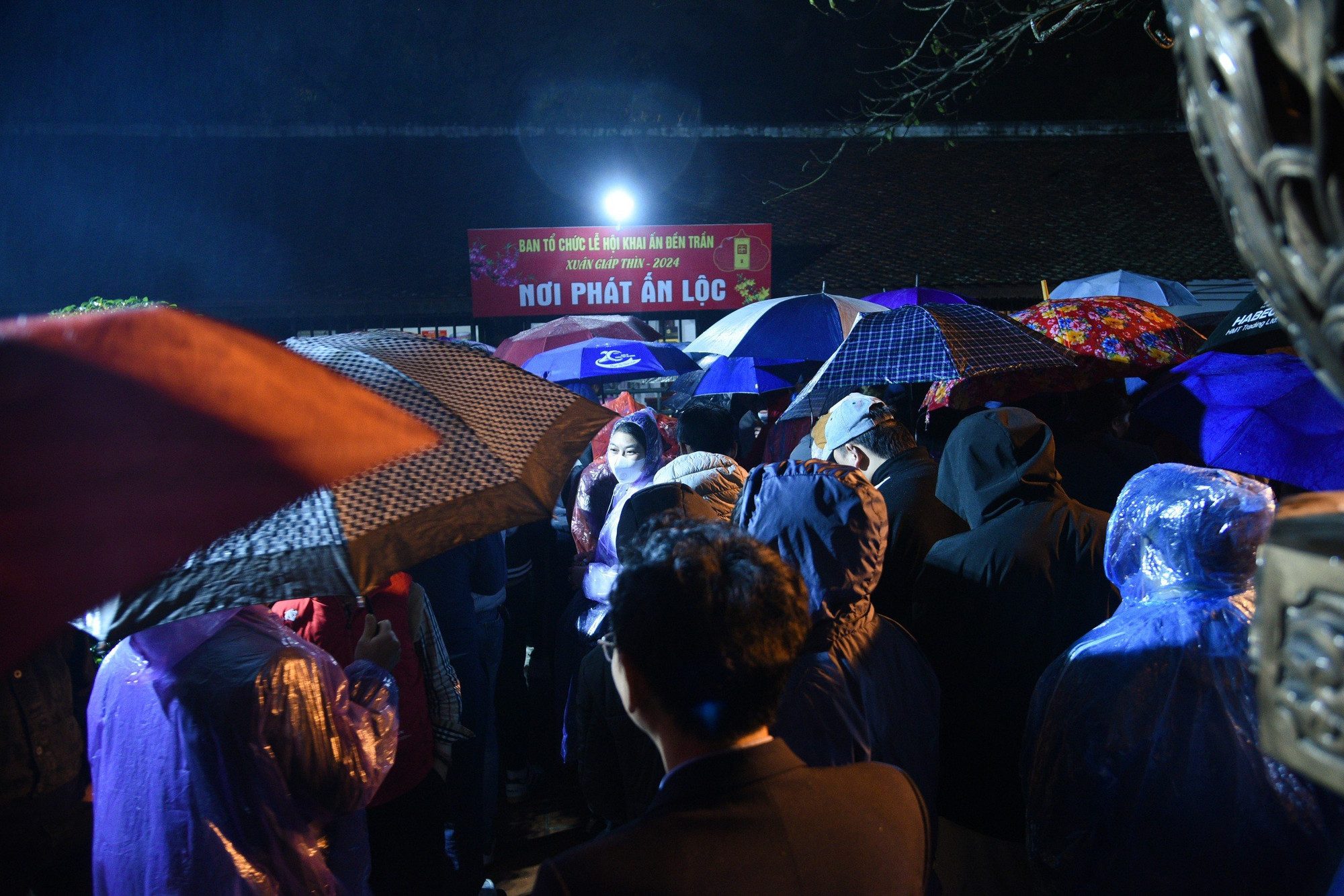 Đúng 5 giờ sáng ngày 24/2, tức ngày 15 tháng Giêng âm lịch, hàng nghìn du khách đã có mặt tại các điểm phát ấn để nhận cánh ấn lộc đầu năm.