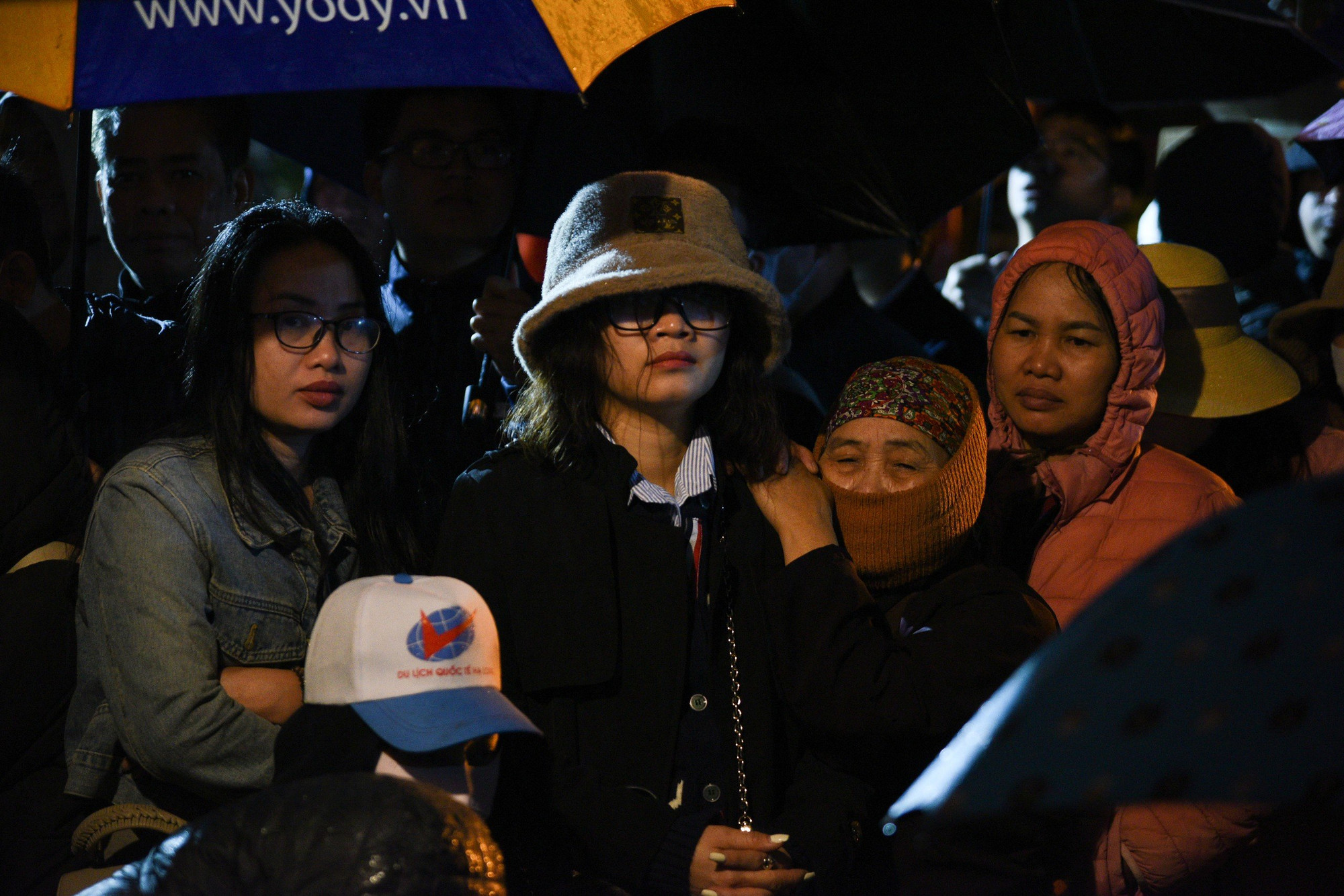 Mặc dù trời mưa rất to, nhưng lượng du khách đợi đến lượt nhận ấn vẫn rất đông. Nhiều người trong số này thậm chí đã ở lại đợi qua đêm.