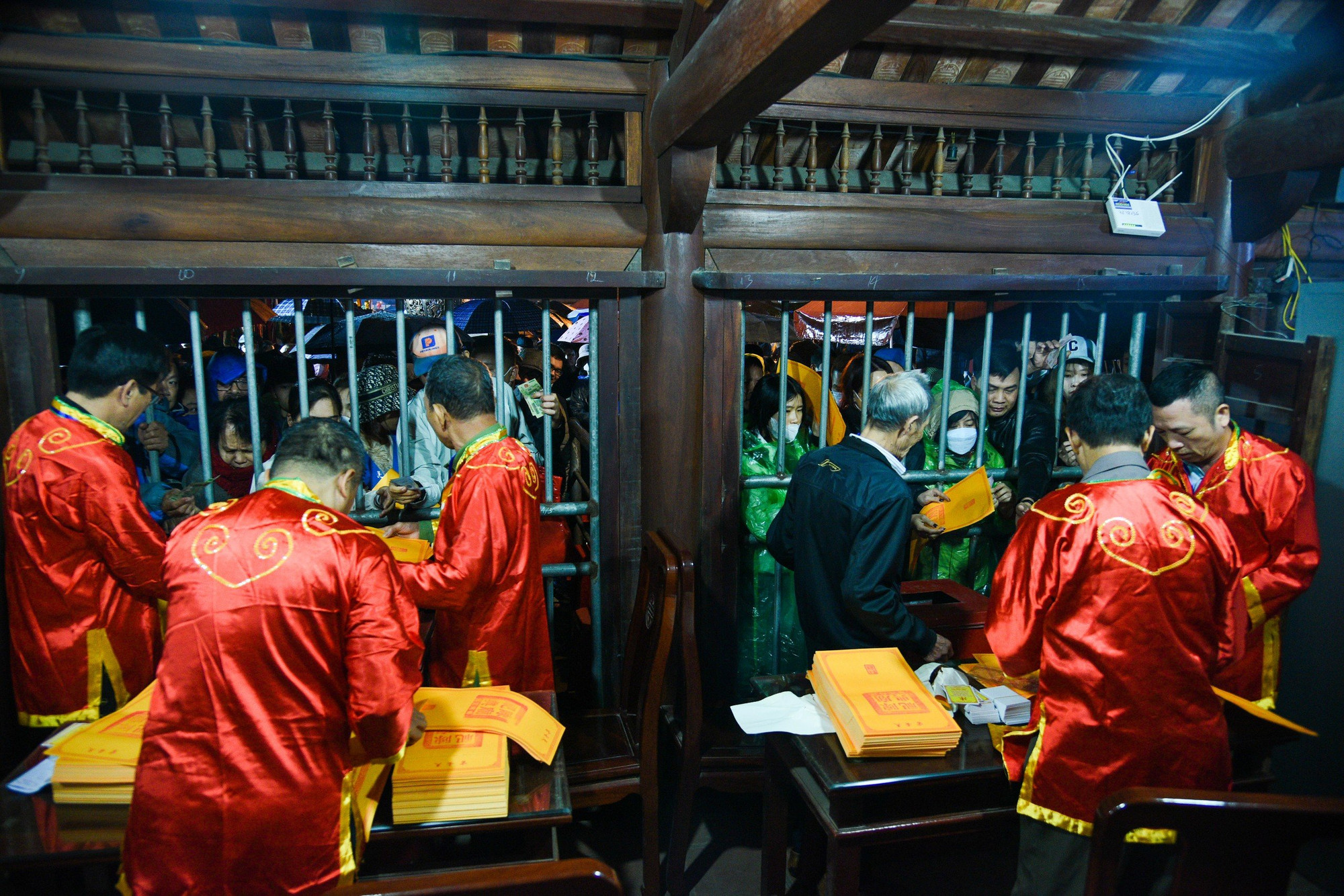 Theo đại diện Ban tổ chức, năm nay, việc phát ấn sẽ diễn ra trong suốt tháng Giêng và có thể kéo dài sang cả tháng Hai. Hơn 30 vạn bản ấn đã được chuẩn bị sẵn sàng để phục vụ nhu cầu của nhân dân và du khách thập phương.