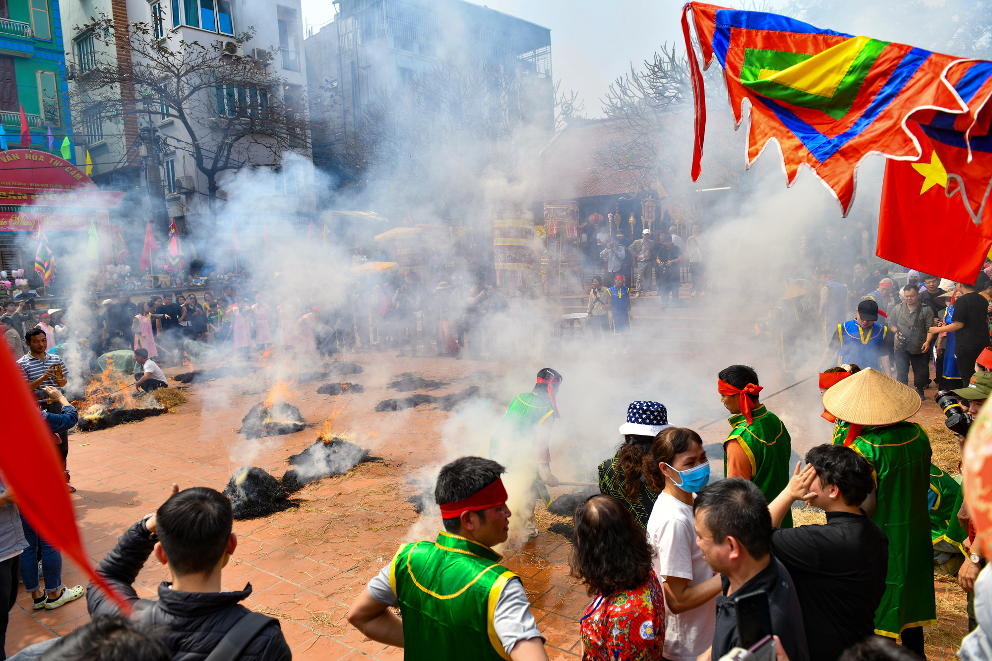 "Với chúng tôi, hội làng đã trở thành một phần không thể thiếu để bắt đầu cho một năm mới bình an", một người dân hào hứng chia sẻ.