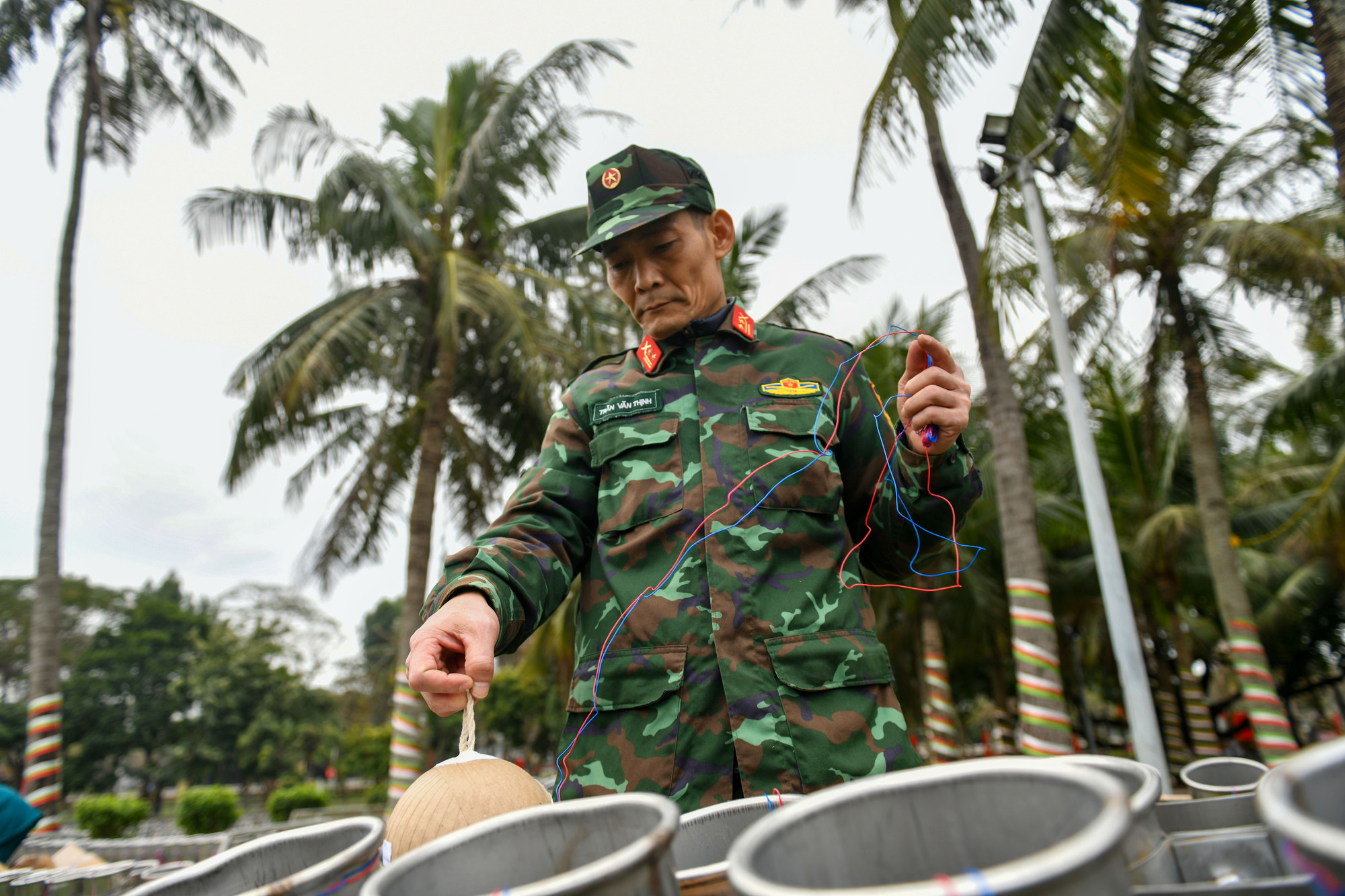 Bên trong trận địa, các giàn pháo hoa tầm cao đã được lắp đặt cố định, sẵn sàng đưa pháo vào ống phóng. Đến thời điểm này, kịch bản bắn pháo hoa đã hoàn tất, theo đó ở từng khung giờ chính xác đến từng giây.