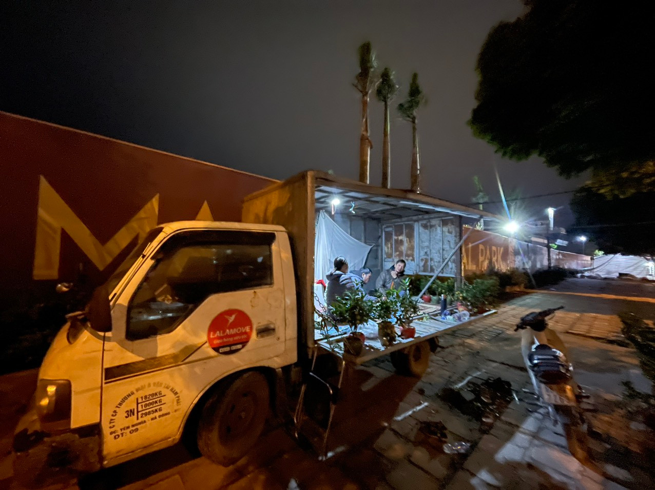 ...hoặc chợp mắt, nghỉ ngơi trong những chiếc xe tải đậu ven đường.