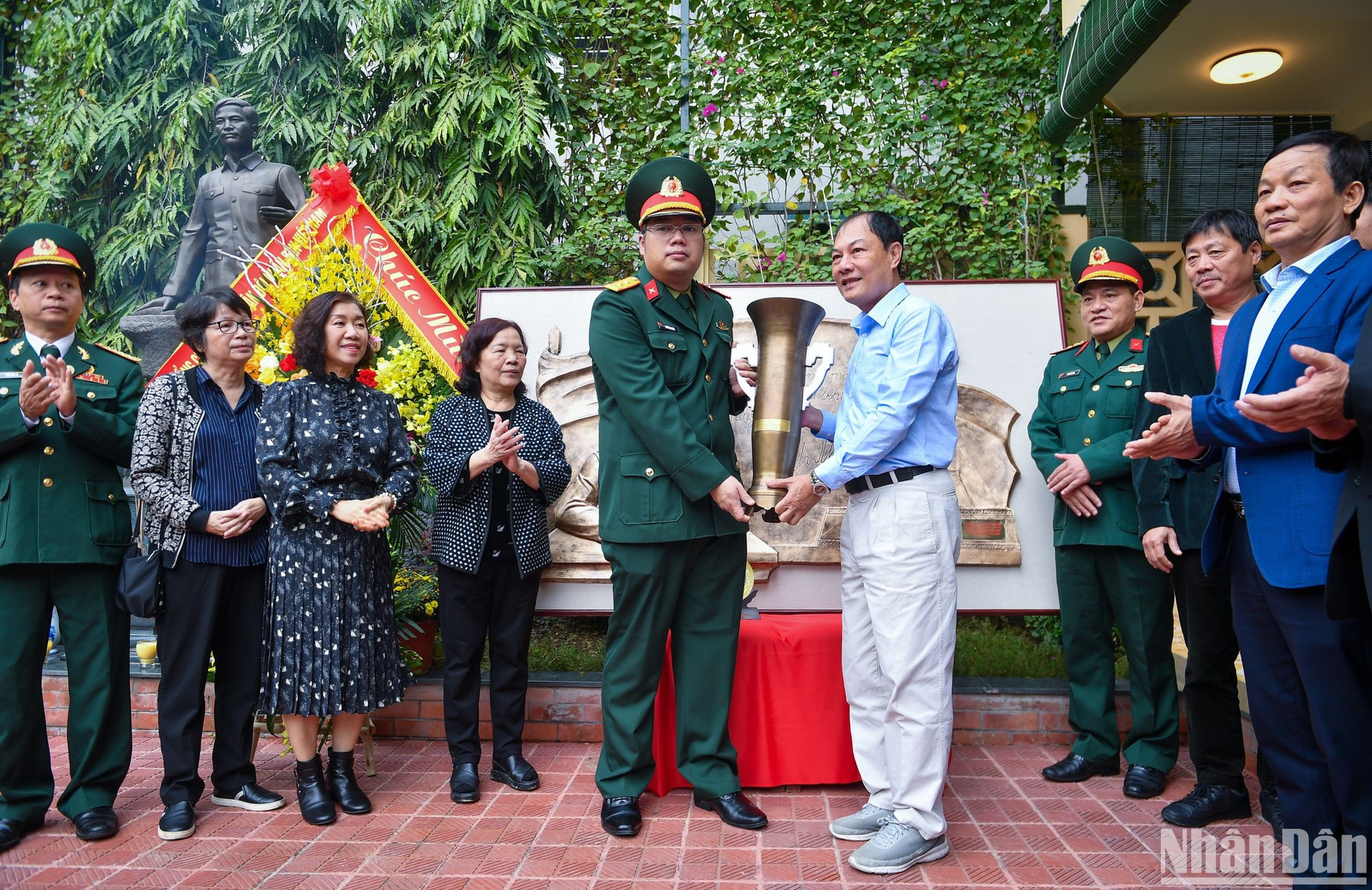 Cựu danh thủ Cao Cường trao hiện vật cho Bảo tàng Đại tướng Nguyễn Chí Thanh.