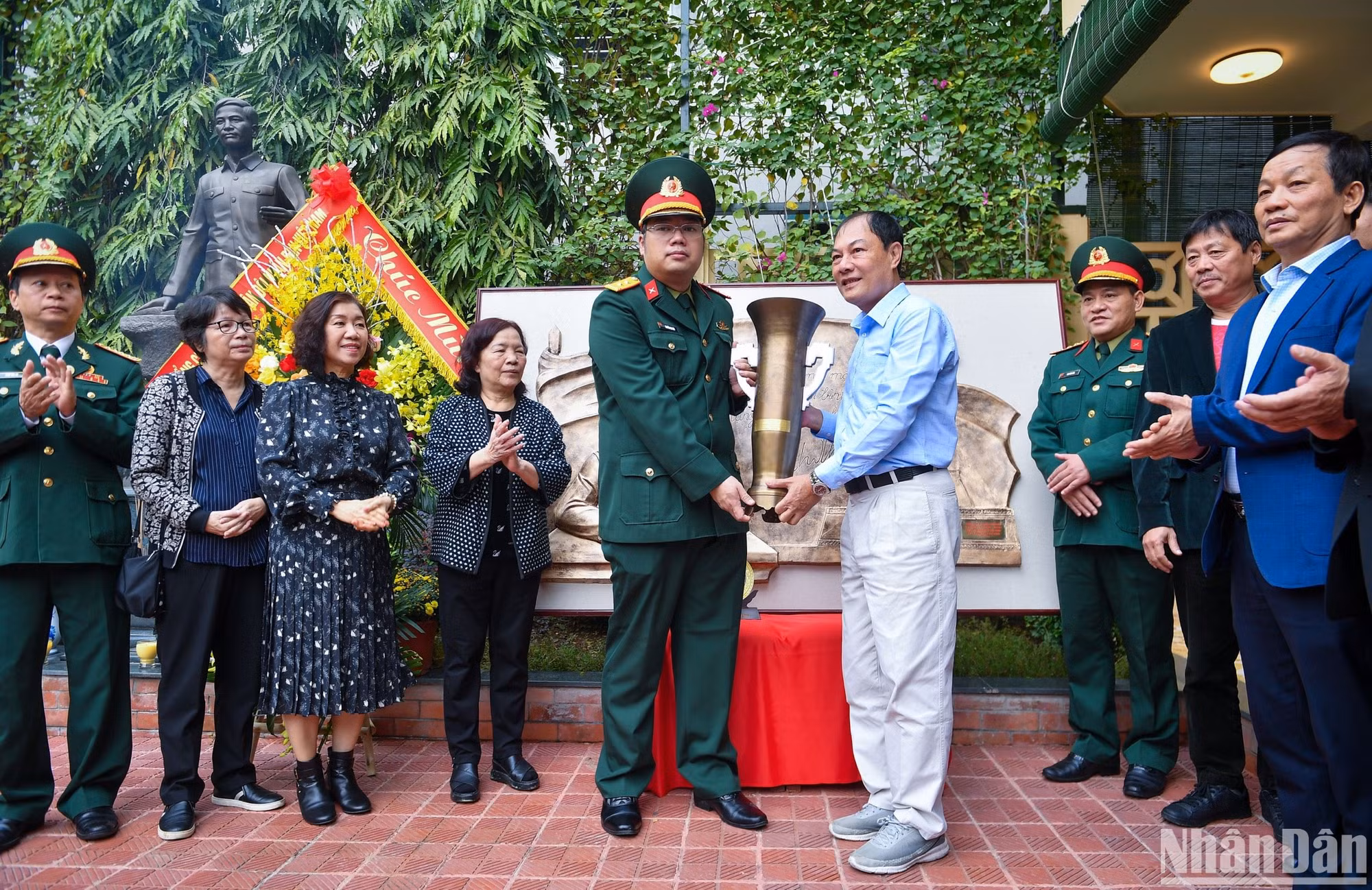 Cựu danh thủ Cao Cường trao hiện vật cho Bảo tàng Đại tướng Nguyễn Chí Thanh.