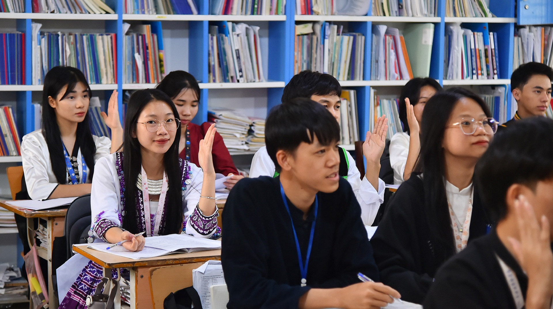 Học sinh lớp 12 Trường phổ thông dân tộc nội trú tỉnh Điện Biên được tư vấn học nghề trước khi các em làm hồ sơ đăng ký thi tuyển vào các trường đại học, cao đẳng.