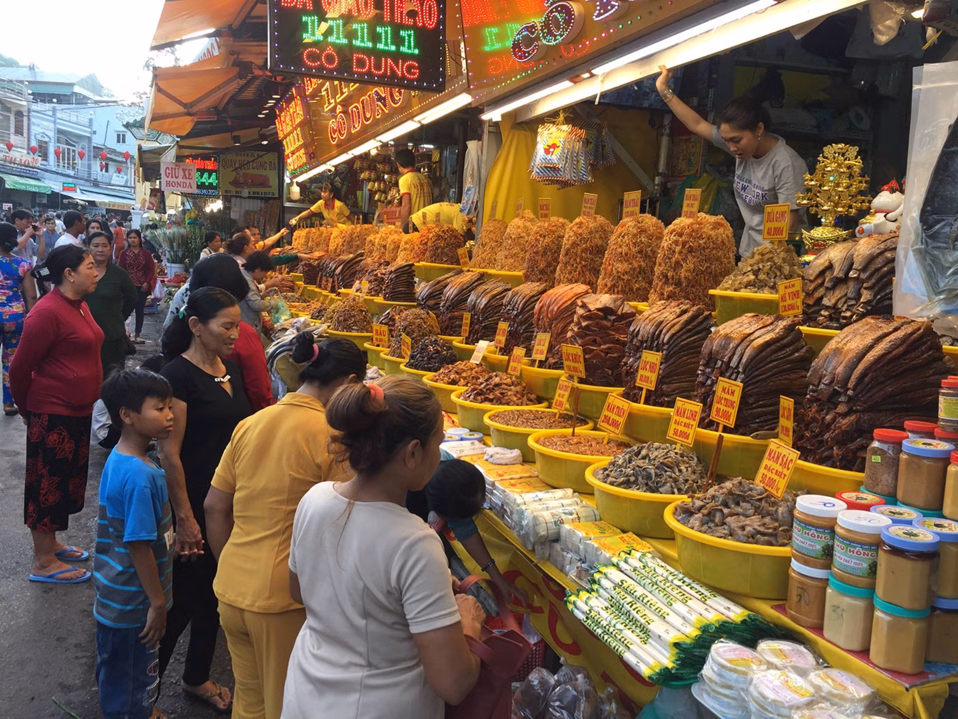 Ngư dân thành phố Châu Đốc, tỉnh An Giang đánh bắt cá theo các kênh, rạch.