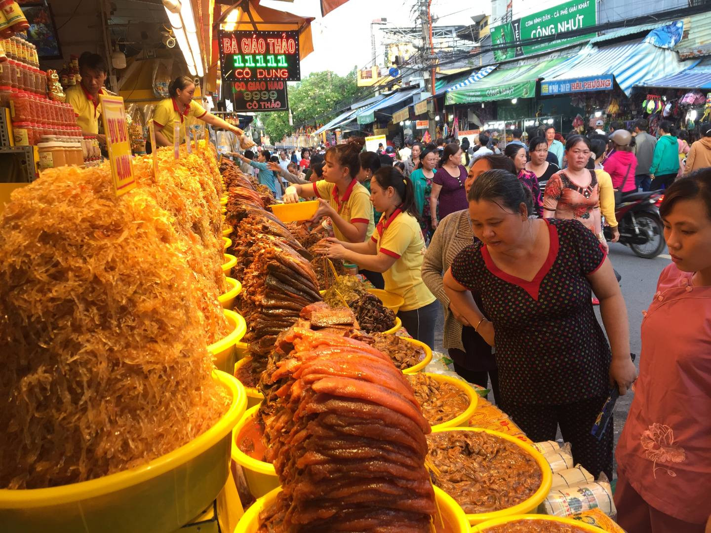 Mắm Châu Đốc hấp dẫn du khách.