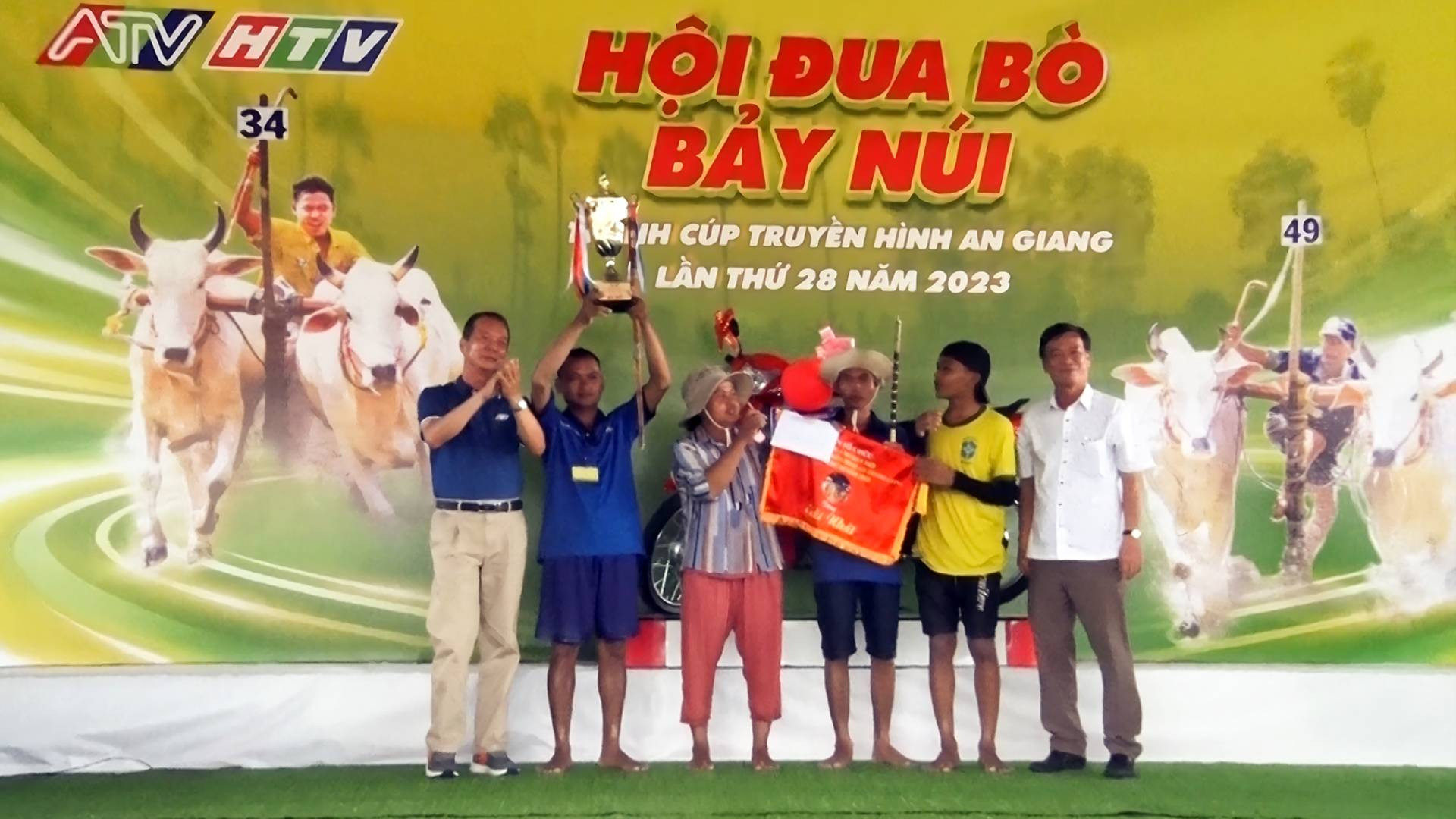 Ban tổ chức trao giải nhất, nhì cho các chủ bò đoạt giải.