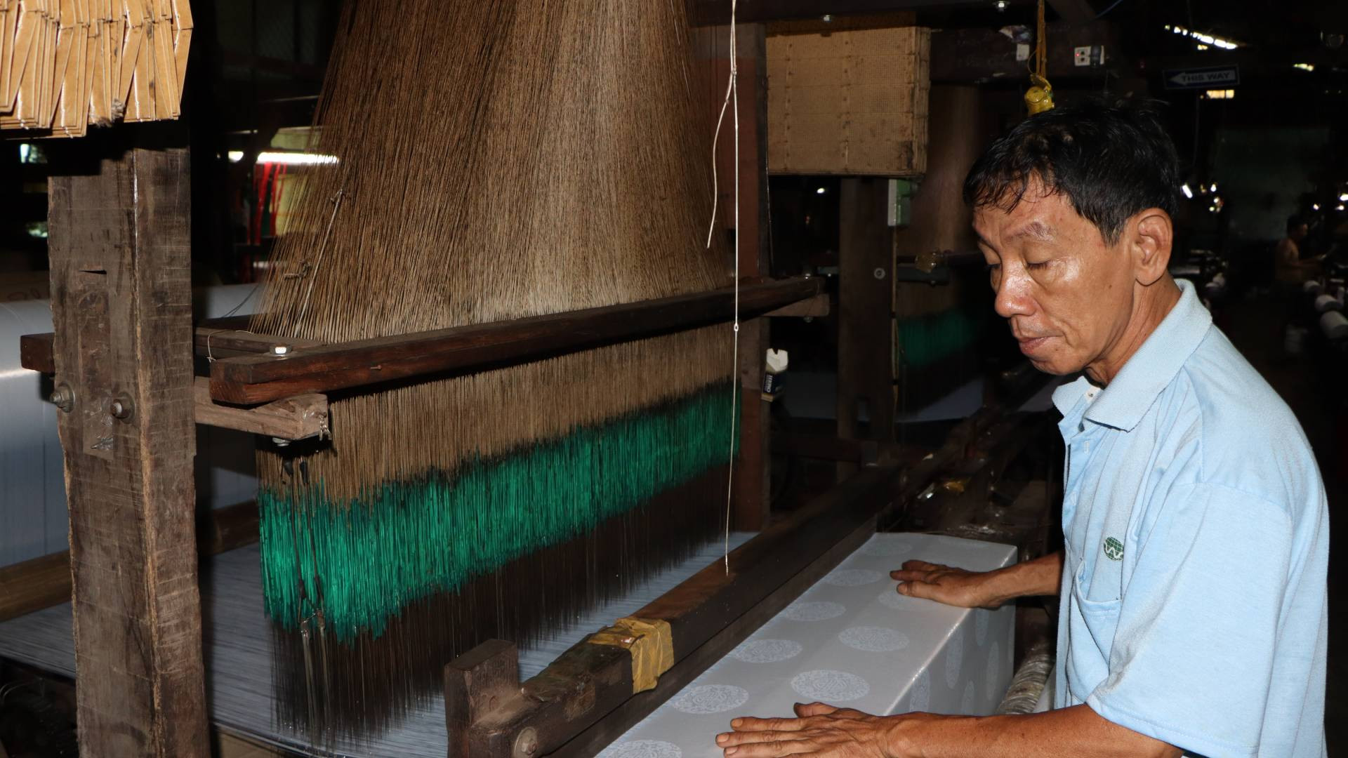 Thợ dệt của cơ sở Hồng Ngọc dệt lụa.