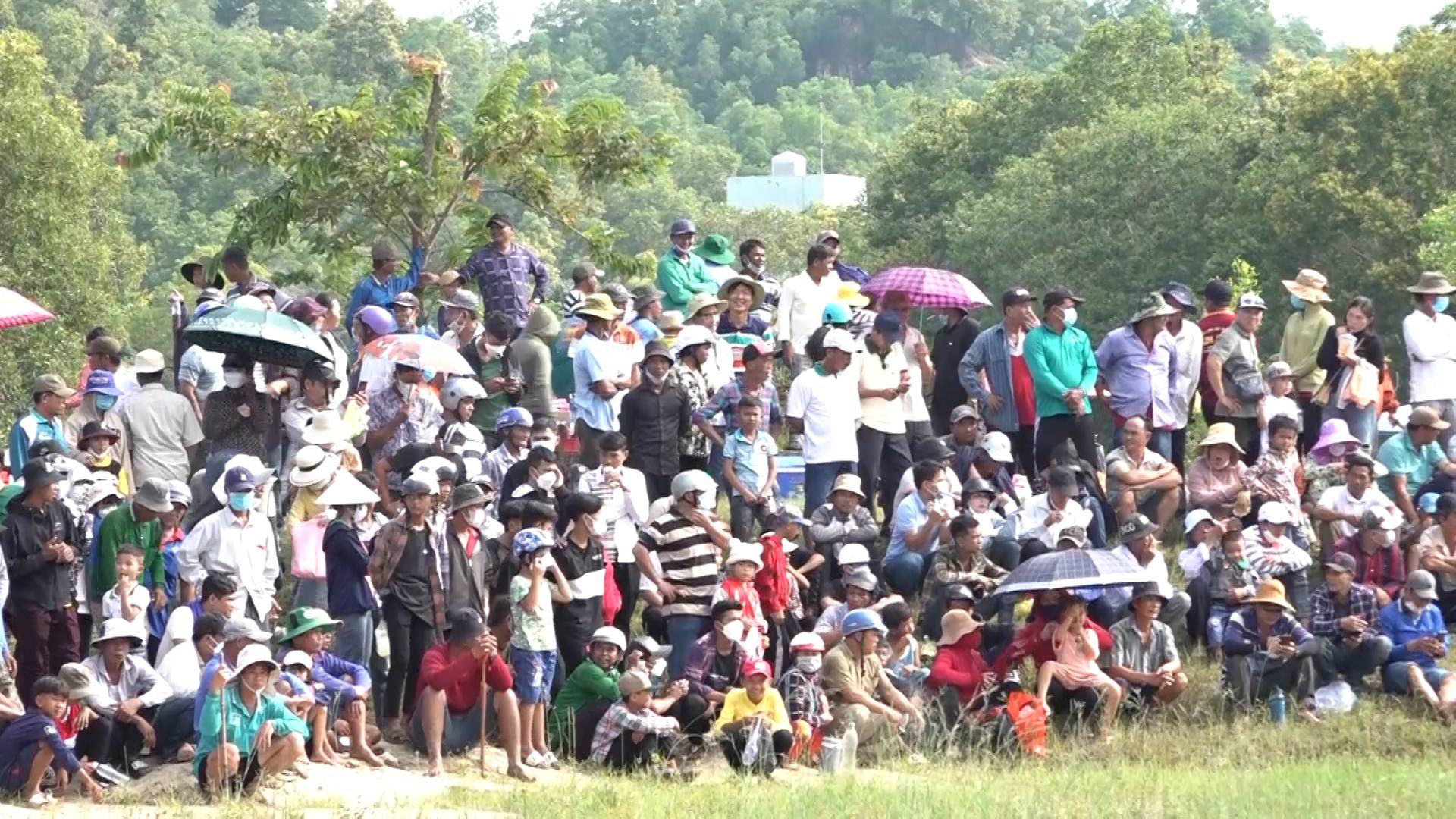 Rất đông người xem hội đua bò.