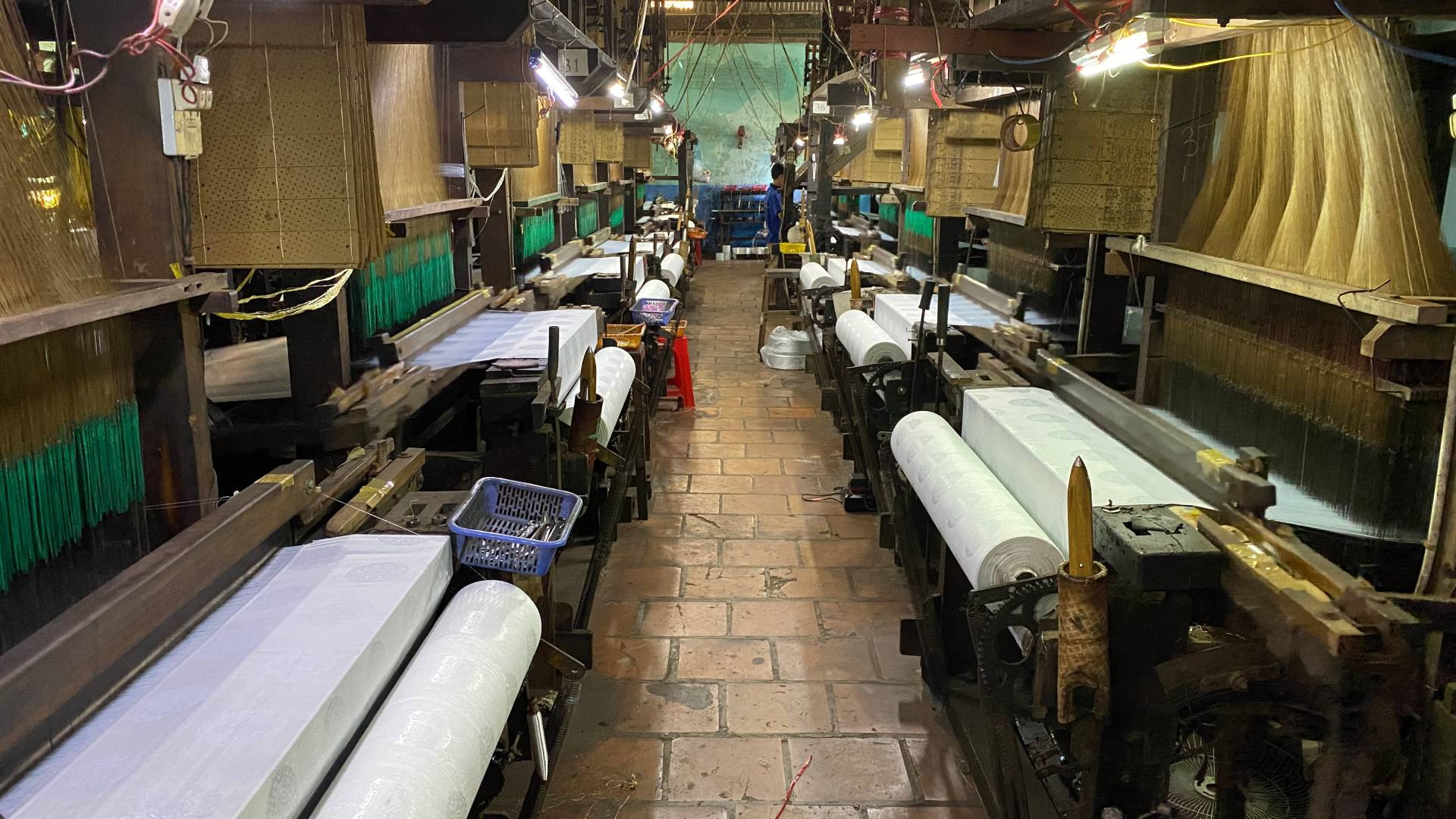 Các khung dệt lụa ngày nay được cải tiến.