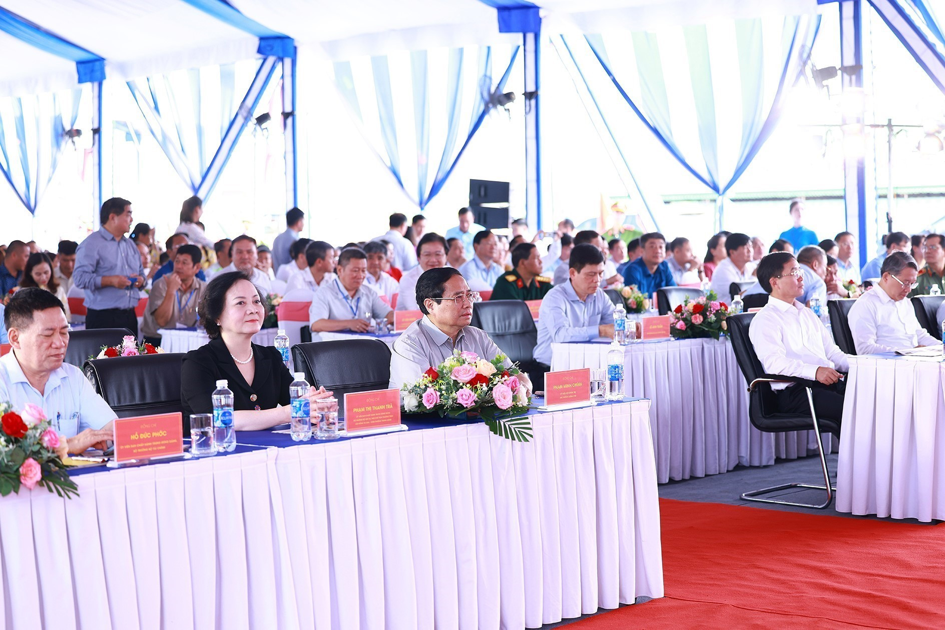 Thủ tướng Phạm Minh Chính đến dự Lễ phát động đợt thi đua cao điểm "500 ngày đêm thi đua hoàn thành 3.000km đường bộ cao tốc". (Ảnh: TTXVN)