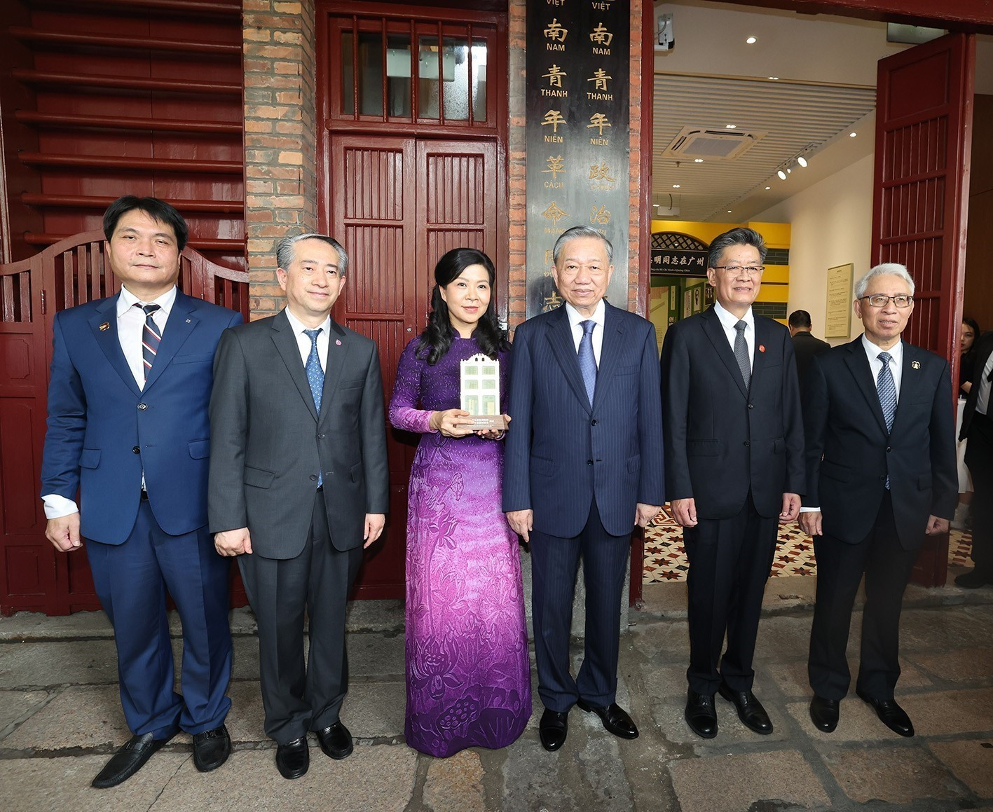 Tổng Bí thư, Chủ tịch nước Tô Lâm và Phu nhân cùng các đại biểu chụp ảnh chung tại Khu di tích Trụ sở Hội Việt Nam Cách mạng Thanh niên.