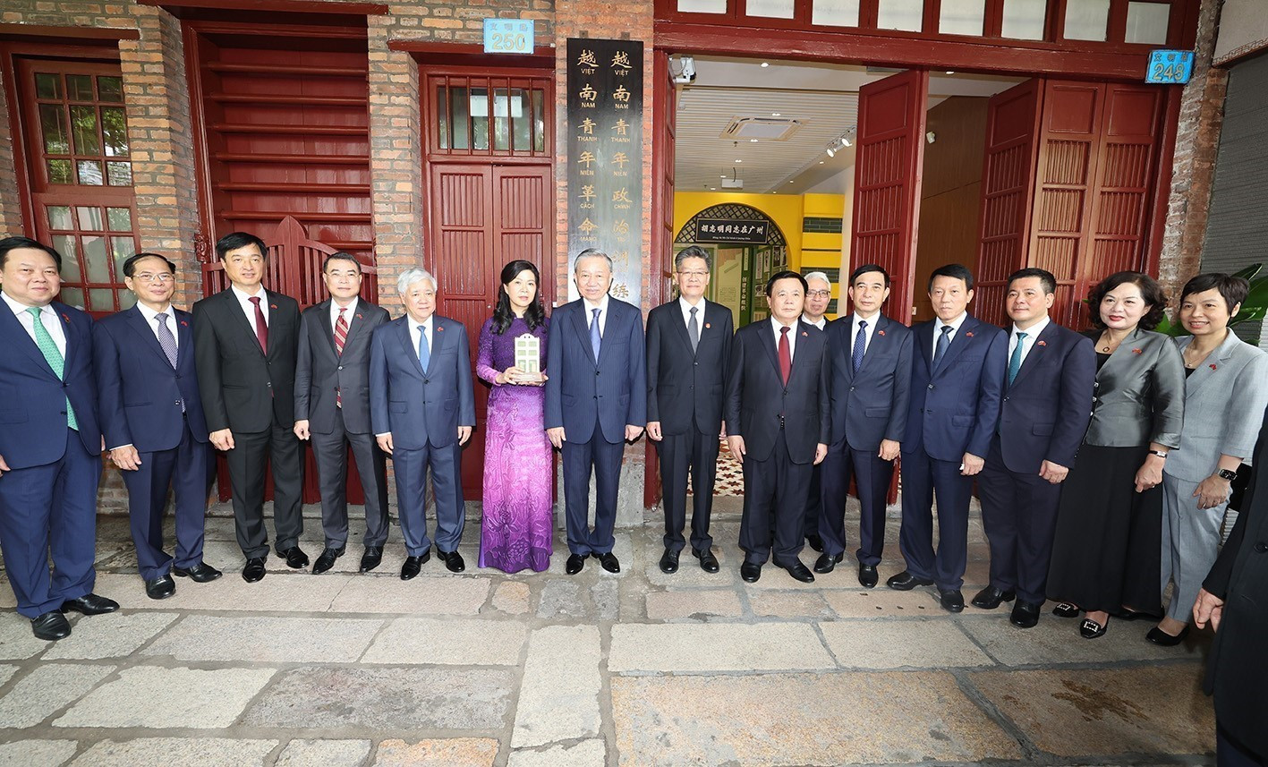 Tổng Bí thư, Chủ tịch nước Tô Lâm và Phu nhân cùng các đại biểu chụp ảnh chung tại Khu di tích Trụ sở Hội Việt Nam Cách mạng Thanh niên.