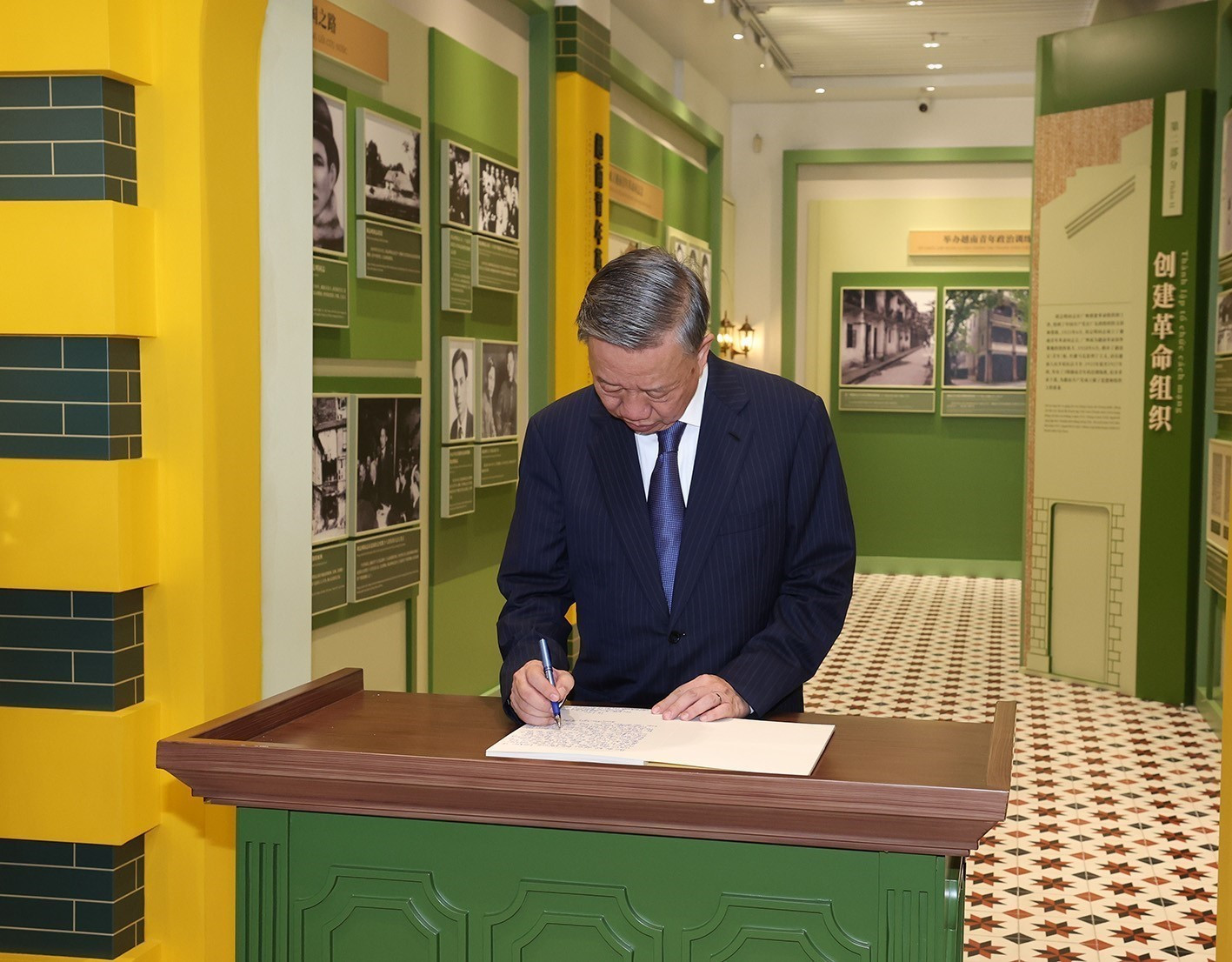 Tổng Bí thư, Chủ tịch nước Tô Lâm ghi lưu bút tại Khu di tích Trụ sở Hội Việt Nam Cách mạng Thanh niên.