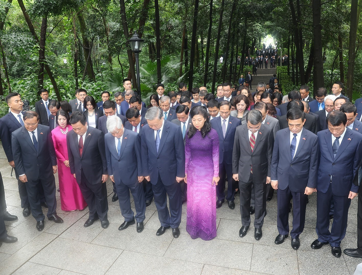 Tổng Bí thư, Chủ tịch nước Tô Lâm và Phu nhân cùng Đoàn đại biểu Việt Nam tưởng niệm Liệt sĩ Phạm Hồng Thái. (Ảnh: TTXVN) Tổng Bí thư, Chủ tịch nước Tô Lâm và Phu nhân cùng Đoàn đại biểu Việt Nam tưởng niệm Liệt sĩ Phạm Hồng Thái. (Ảnh: TTXVN)